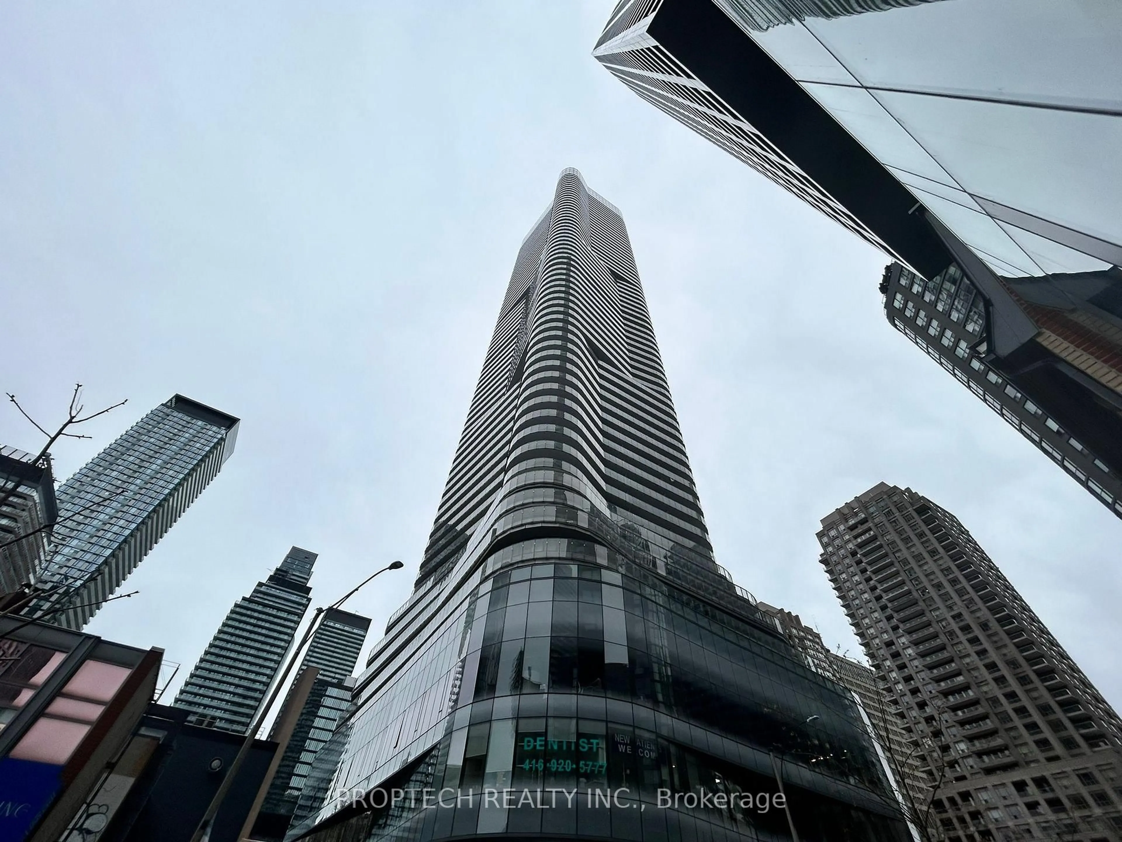 Blurry image for 11 Wellesley St #4209, Toronto Ontario M4Y 0G4