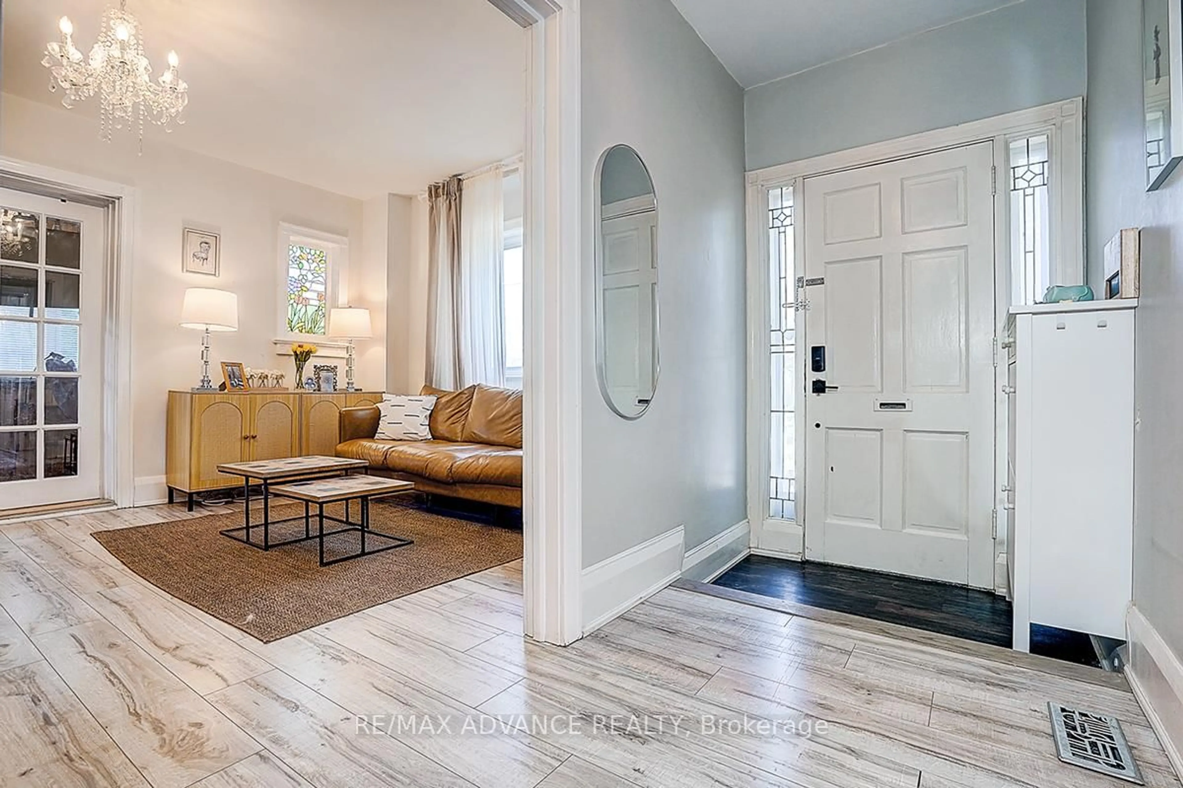 Indoor entryway for 33 Castlefield Ave, Toronto Ontario M4R 1G5