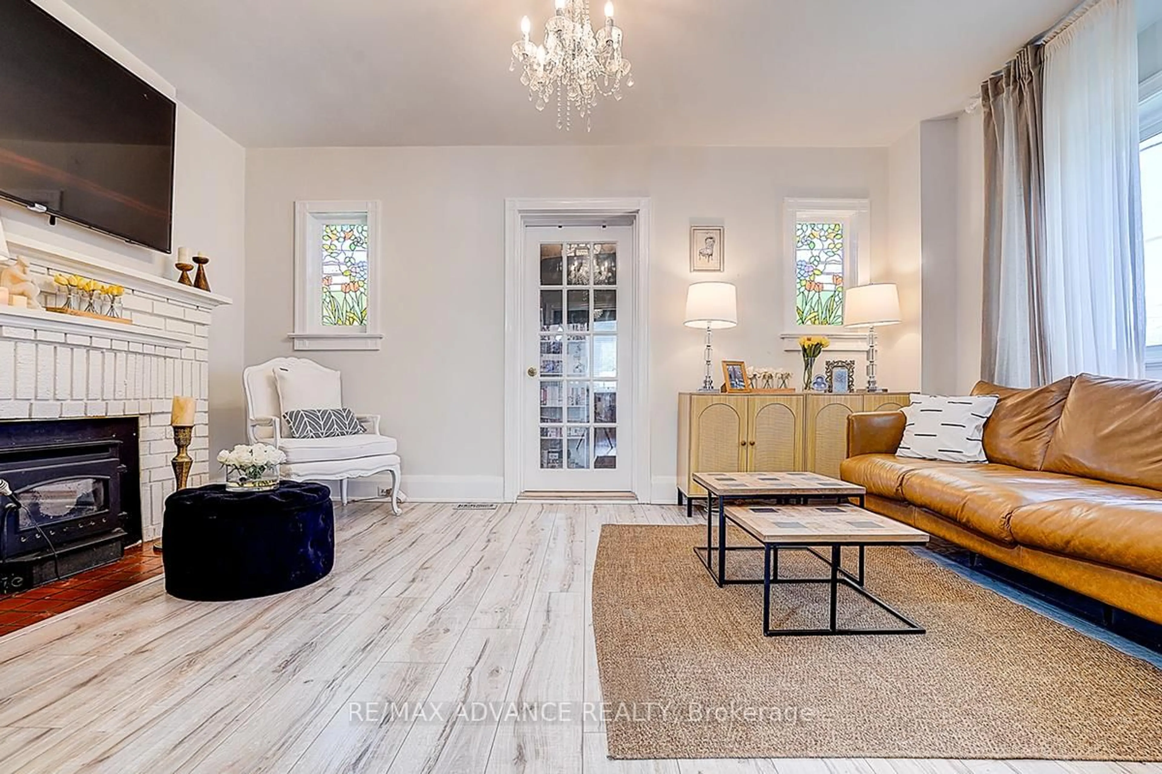 Living room with furniture, unknown for 33 Castlefield Ave, Toronto Ontario M4R 1G5