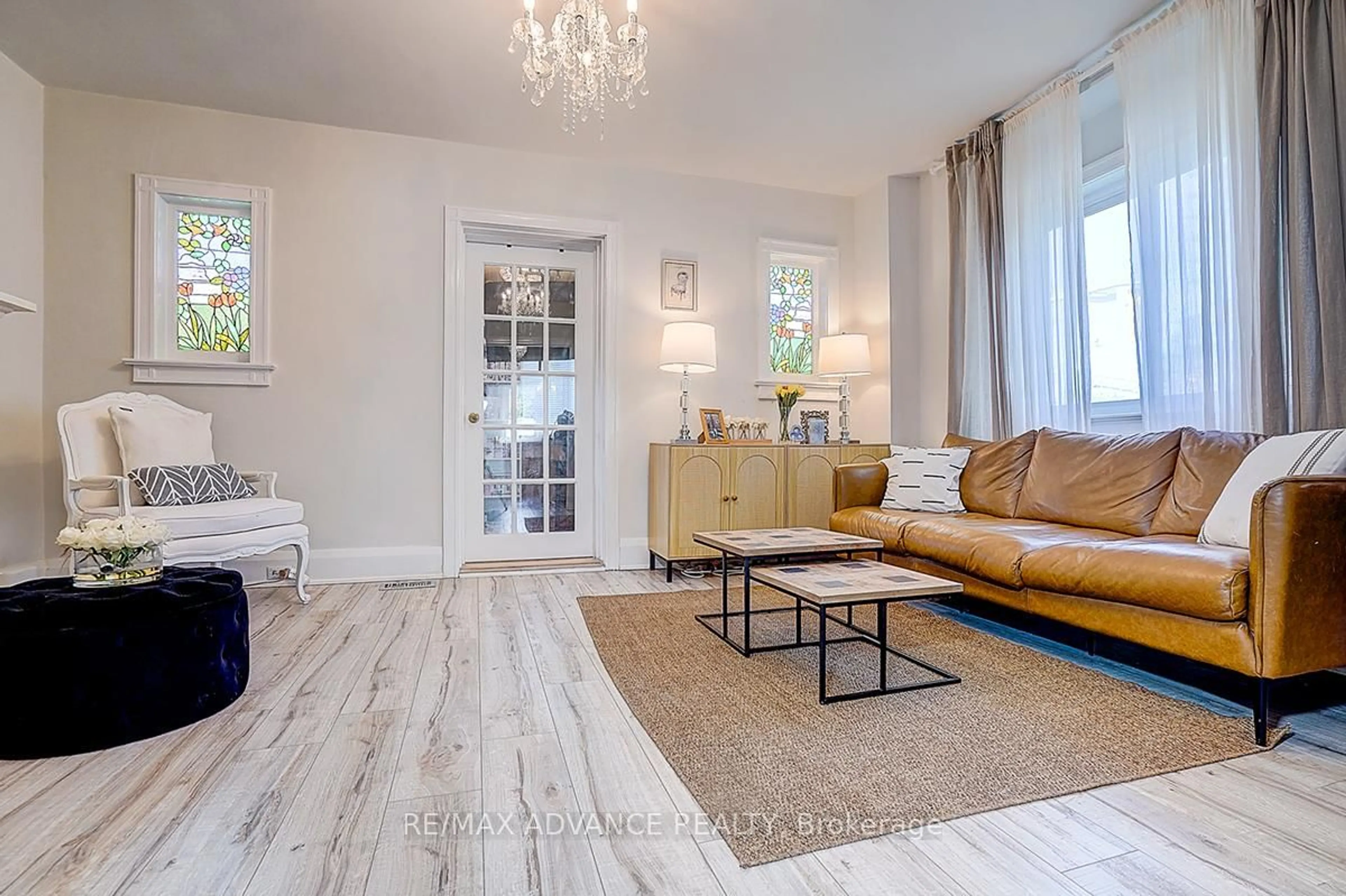 Living room with furniture, unknown for 33 Castlefield Ave, Toronto Ontario M4R 1G5