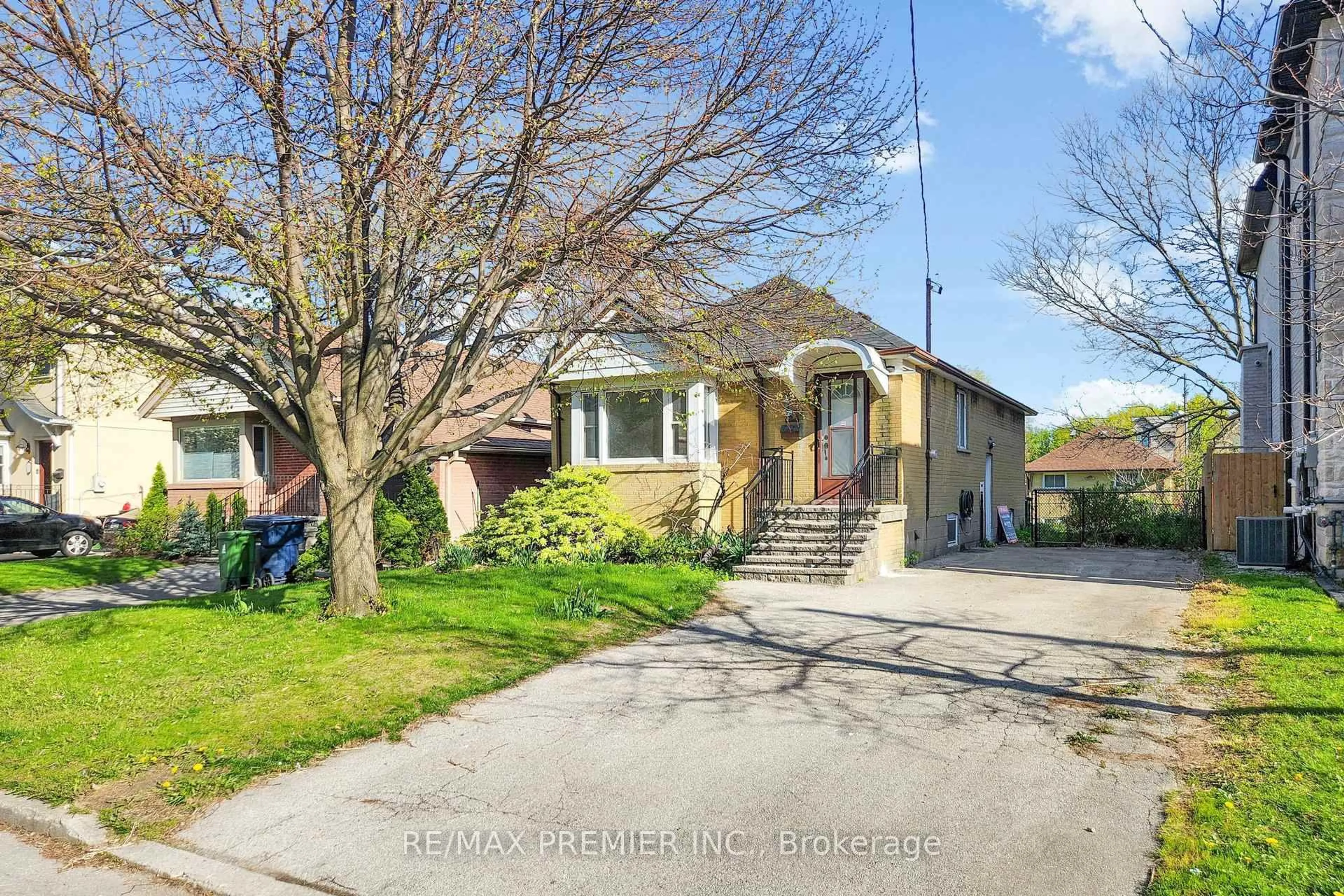 A pic from outside/outdoor area/front of a property/back of a property/a pic from drone, street for 89 Burncrest Dr, Toronto Ontario M5M 2Z6