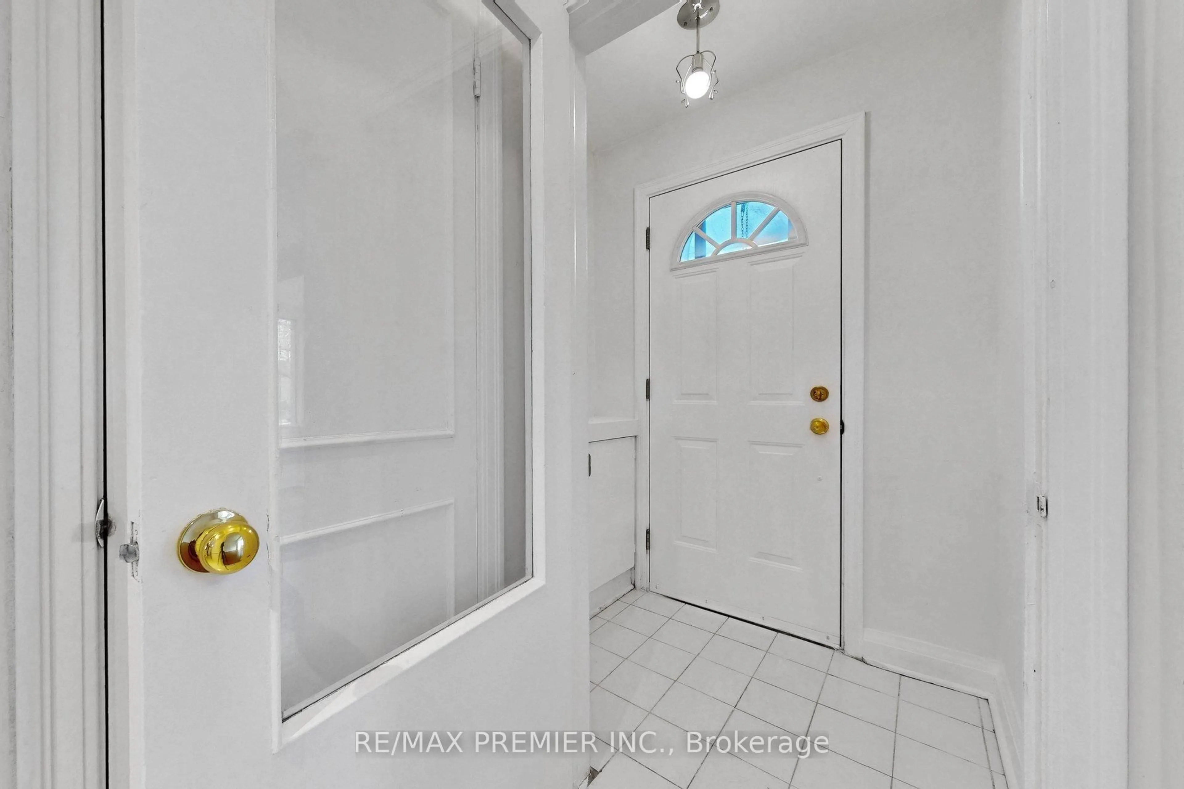 Indoor entryway for 89 Burncrest Dr, Toronto Ontario M5M 2Z6
