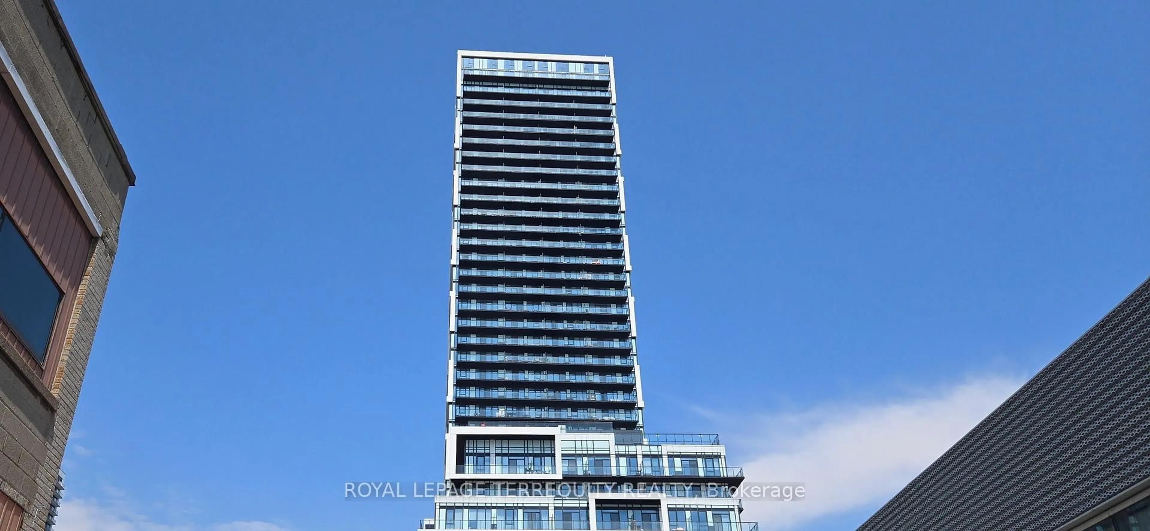 Blurry image for 5 Defries St #2213, Toronto Ontario M5A 0W7