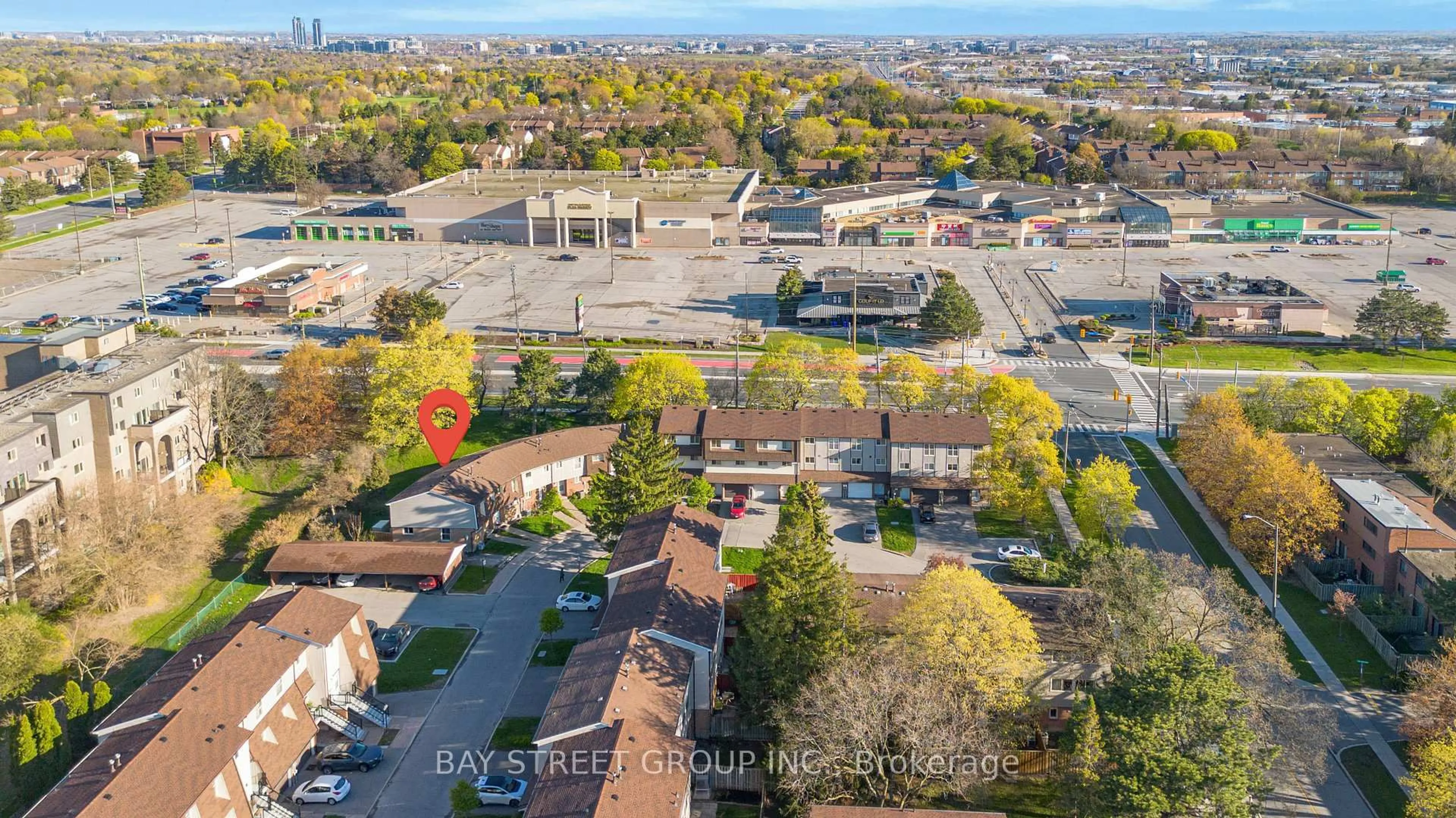 A pic from outside/outdoor area/front of a property/back of a property/a pic from drone, street for 58 Yellow birchway, Toronto Ontario M2H 2T3