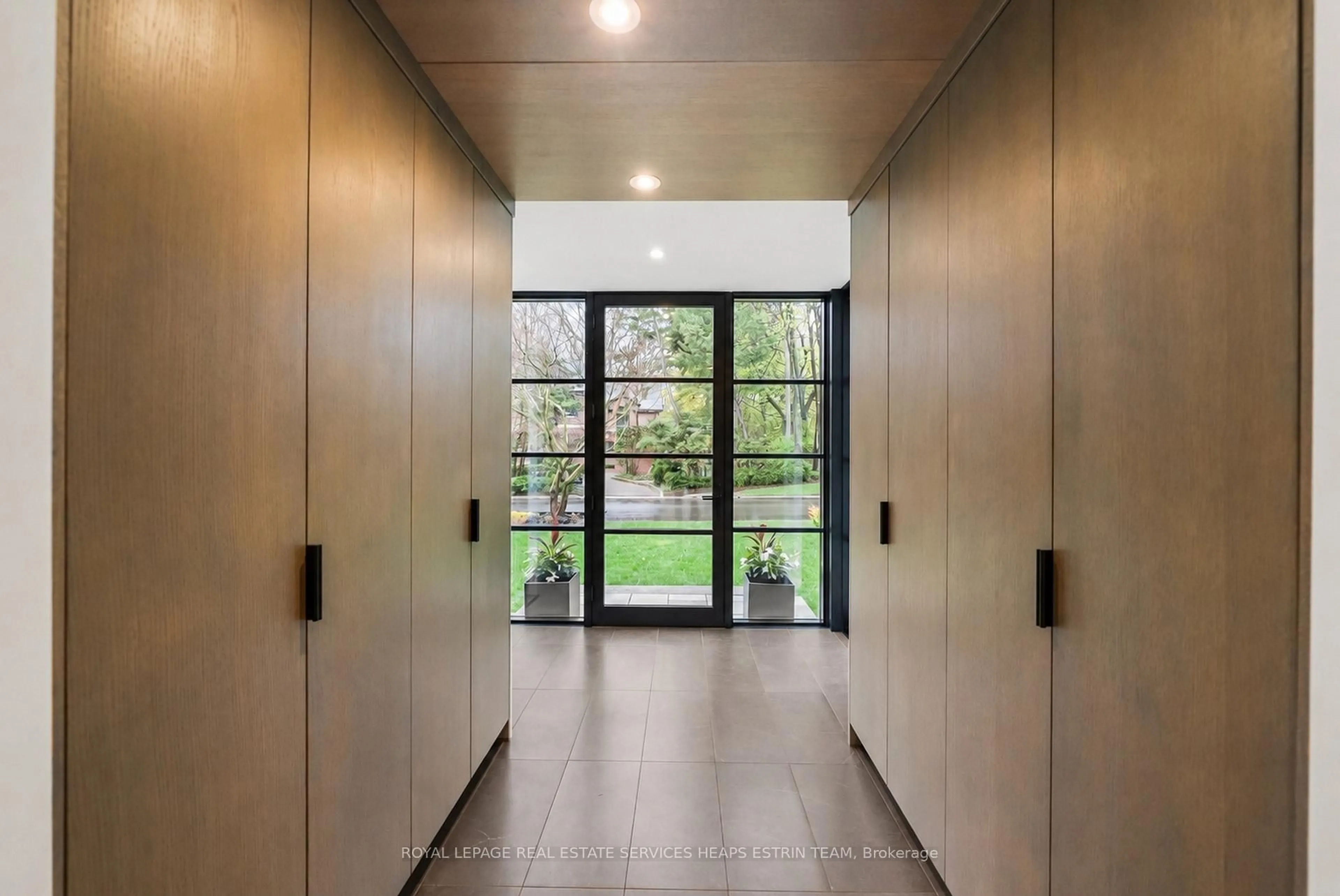 Indoor foyer for 1 Moorehill Dr, Toronto Ontario M4G 1A2