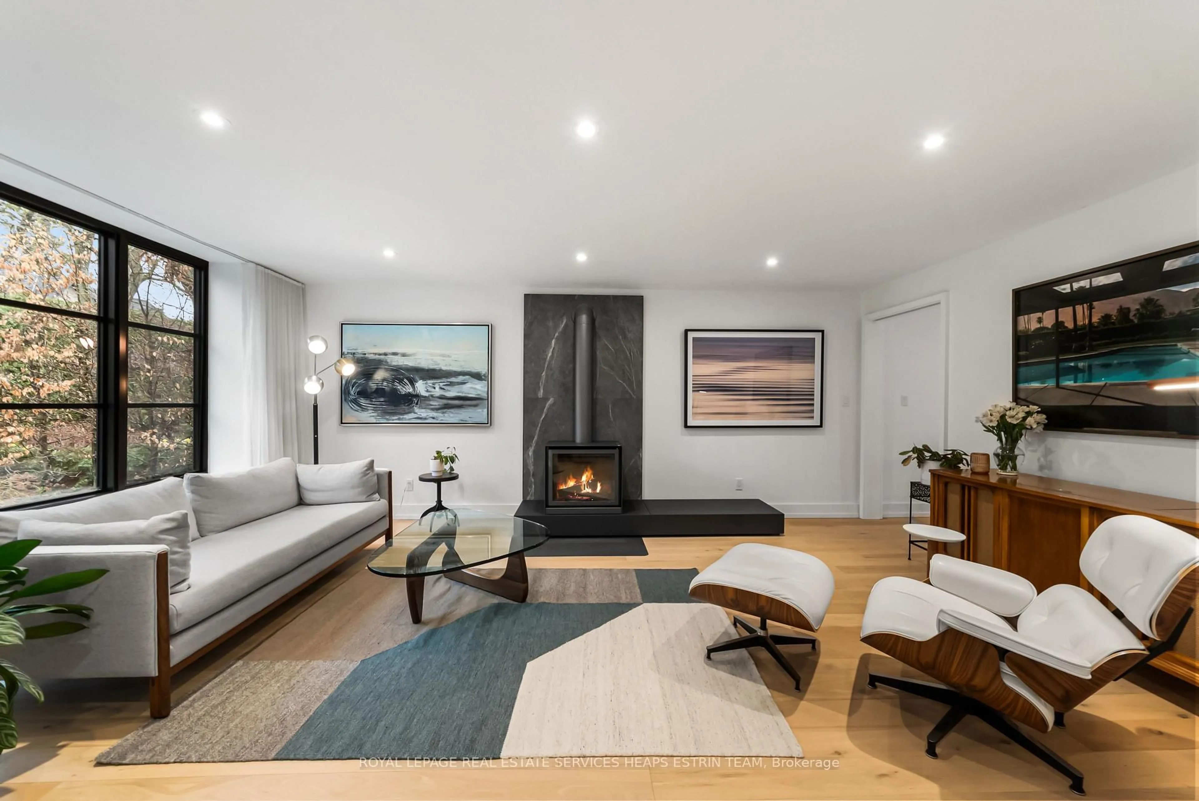 Living room with furniture, wood/laminate floor for 1 Moorehill Dr, Toronto Ontario M4G 1A2