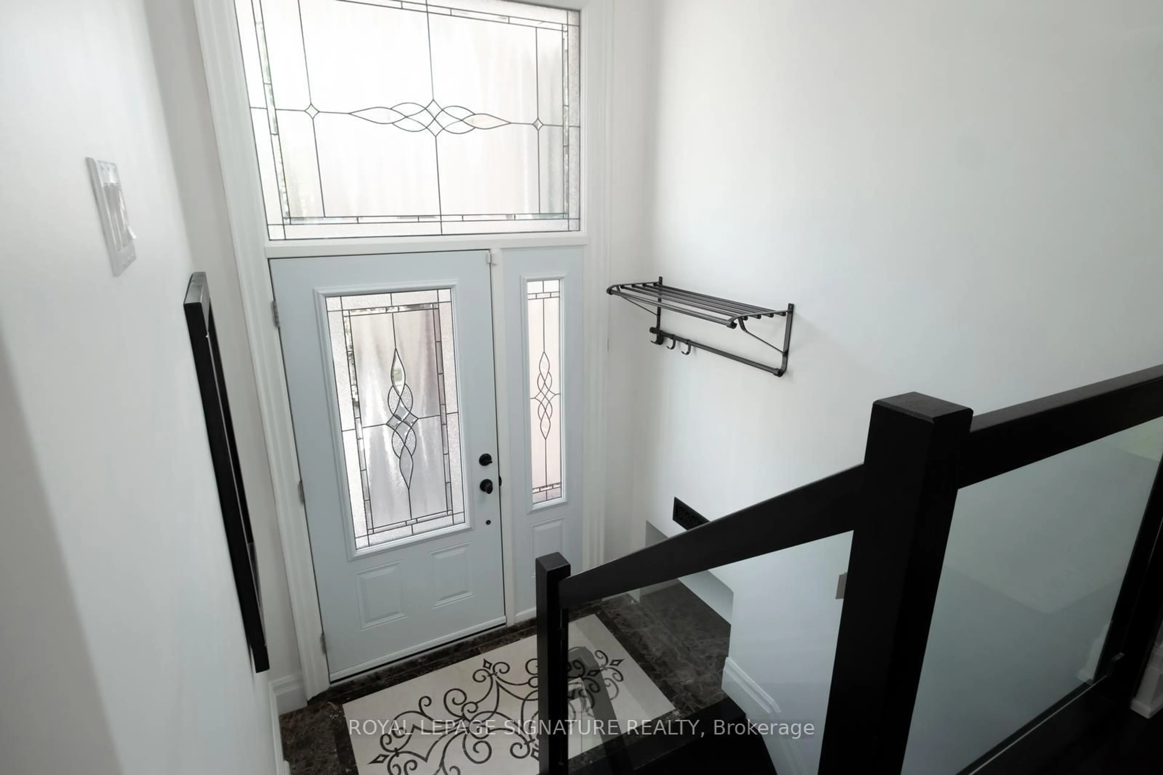 Indoor entryway for 139 Holcolm Rd, Toronto Ontario M2N 2E1