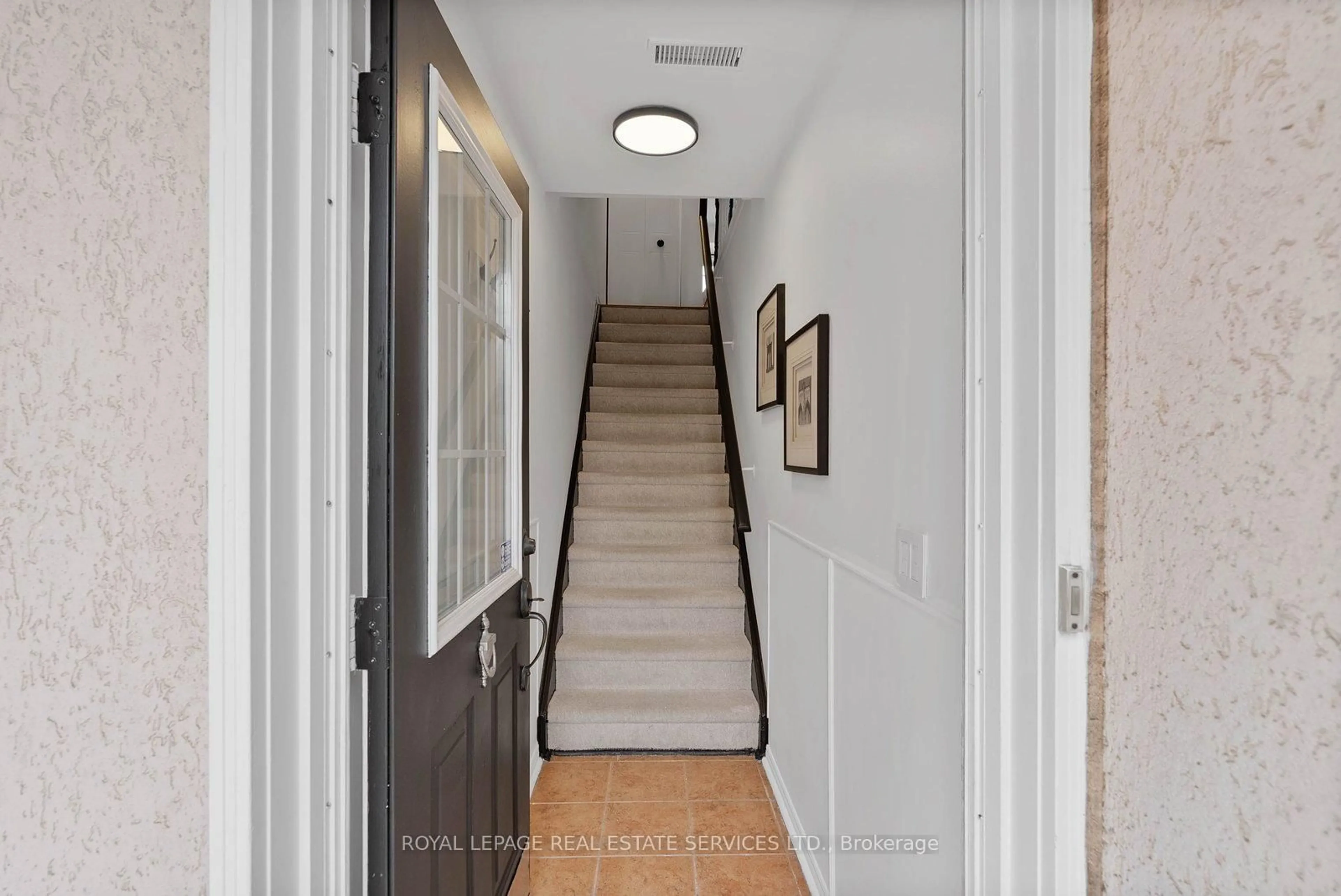 Indoor entryway for 262 St Helens Ave #207, Toronto Ontario M6H 4A4