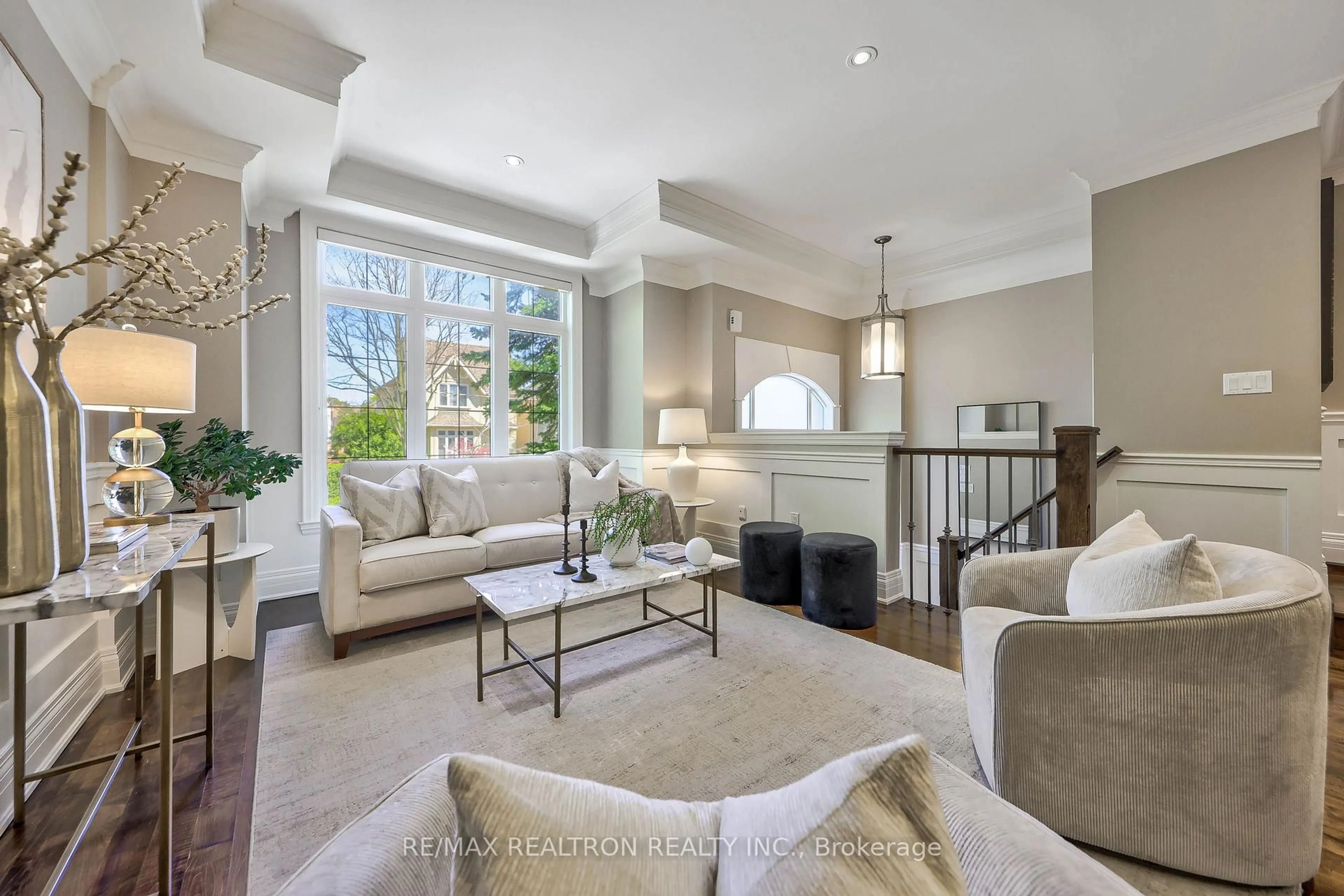 Living room with furniture, unknown for 195 Douglas Ave, Toronto Ontario M5M 1G7
