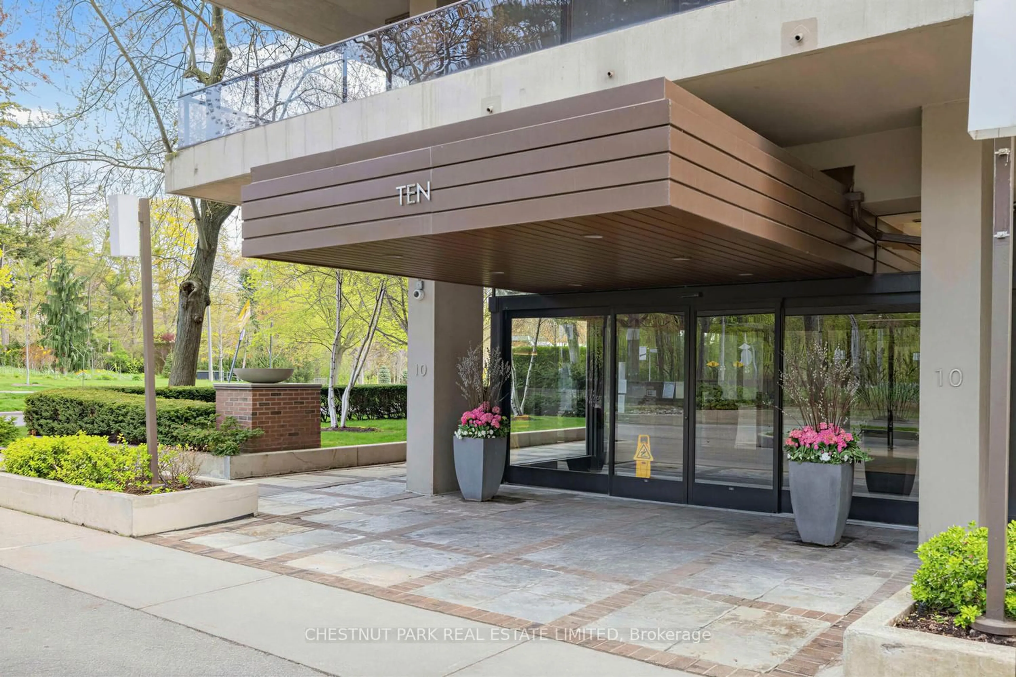Indoor foyer for 10 Avoca Ave #506, Toronto Ontario M4T 2B7