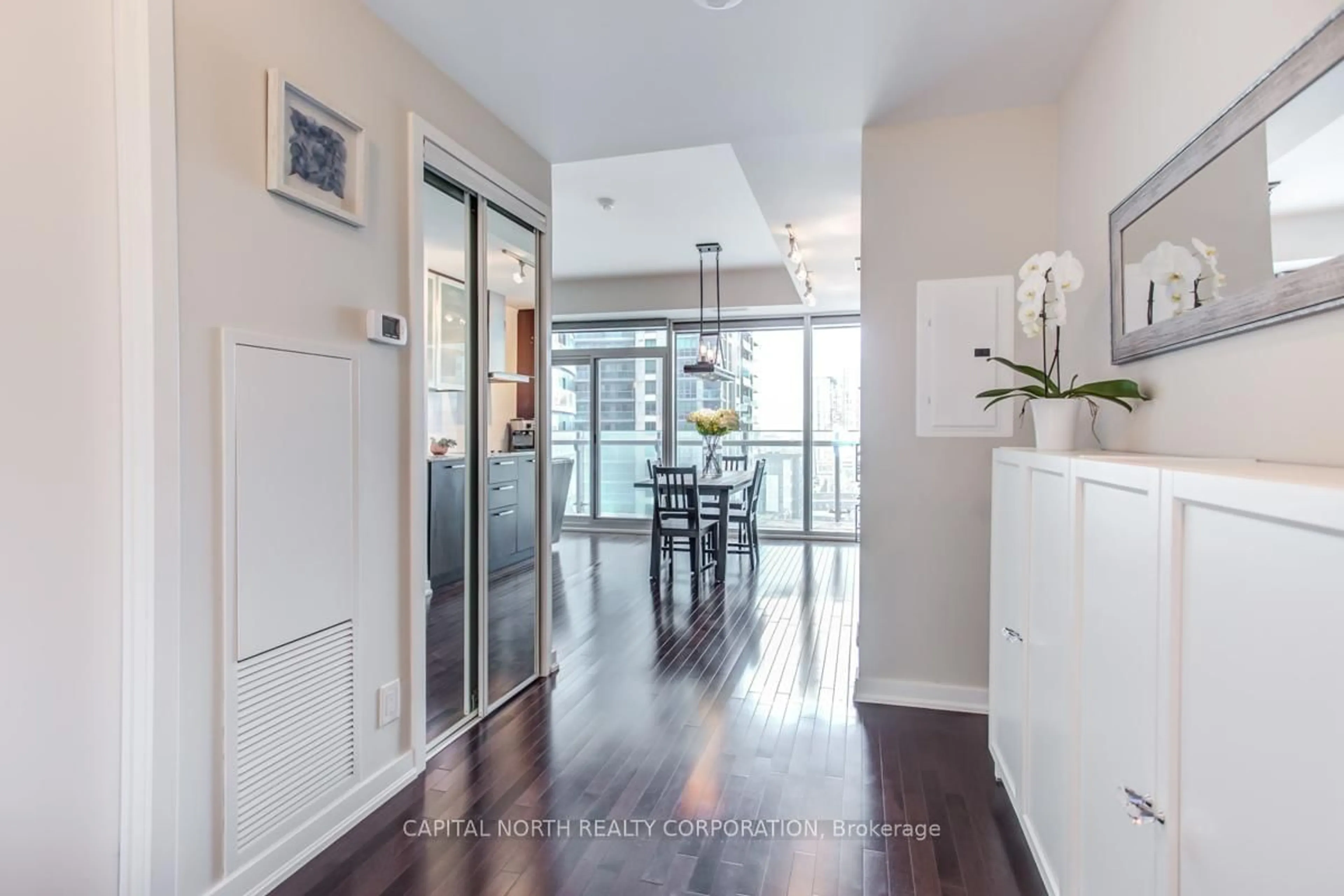 Indoor entryway for 14 York St #1507, Toronto Ontario M5J 0B1