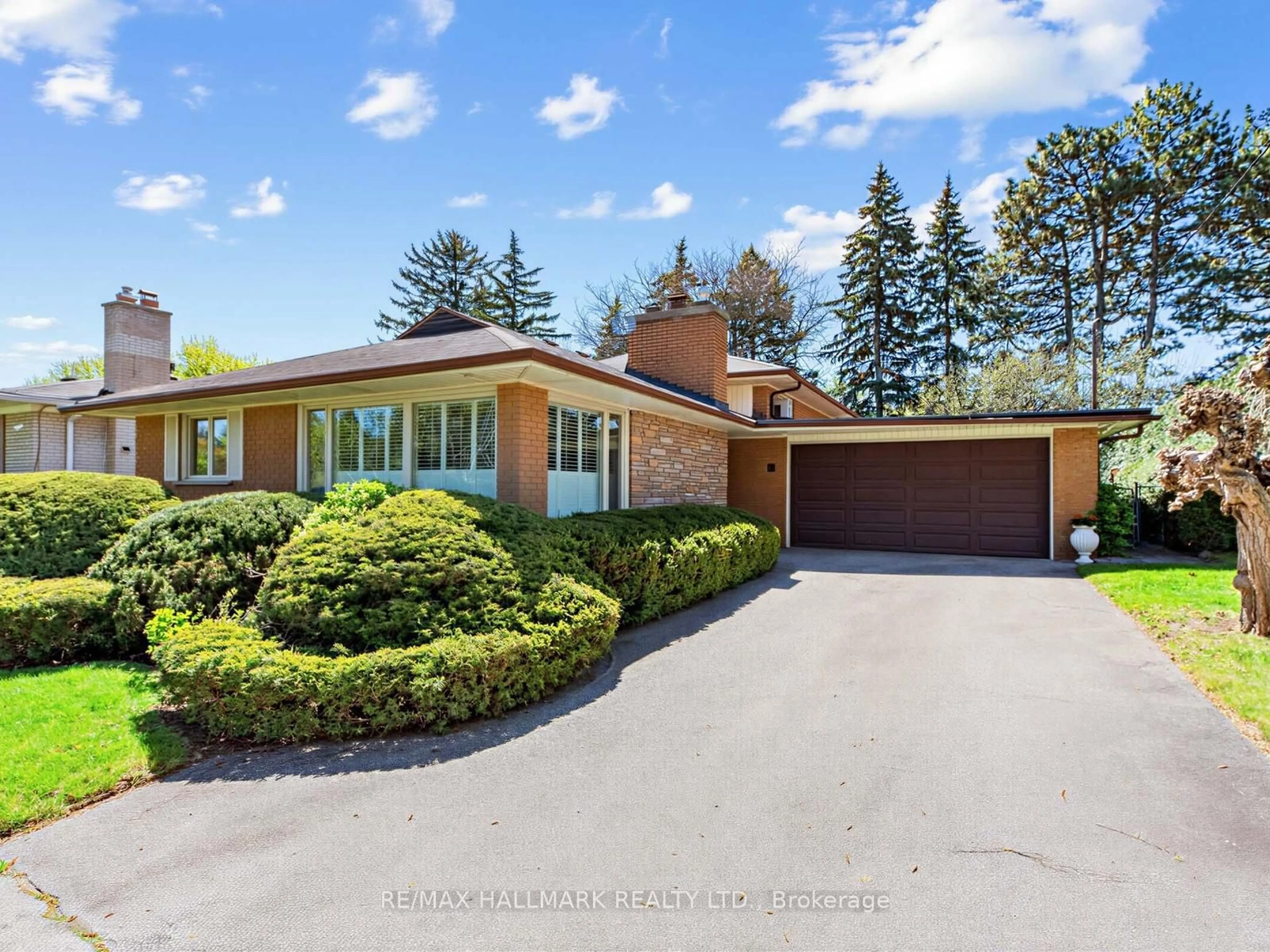 A pic from outside/outdoor area/front of a property/back of a property/a pic from drone, street for 11 Sutcliffe Dr, Toronto Ontario M2K 2A5