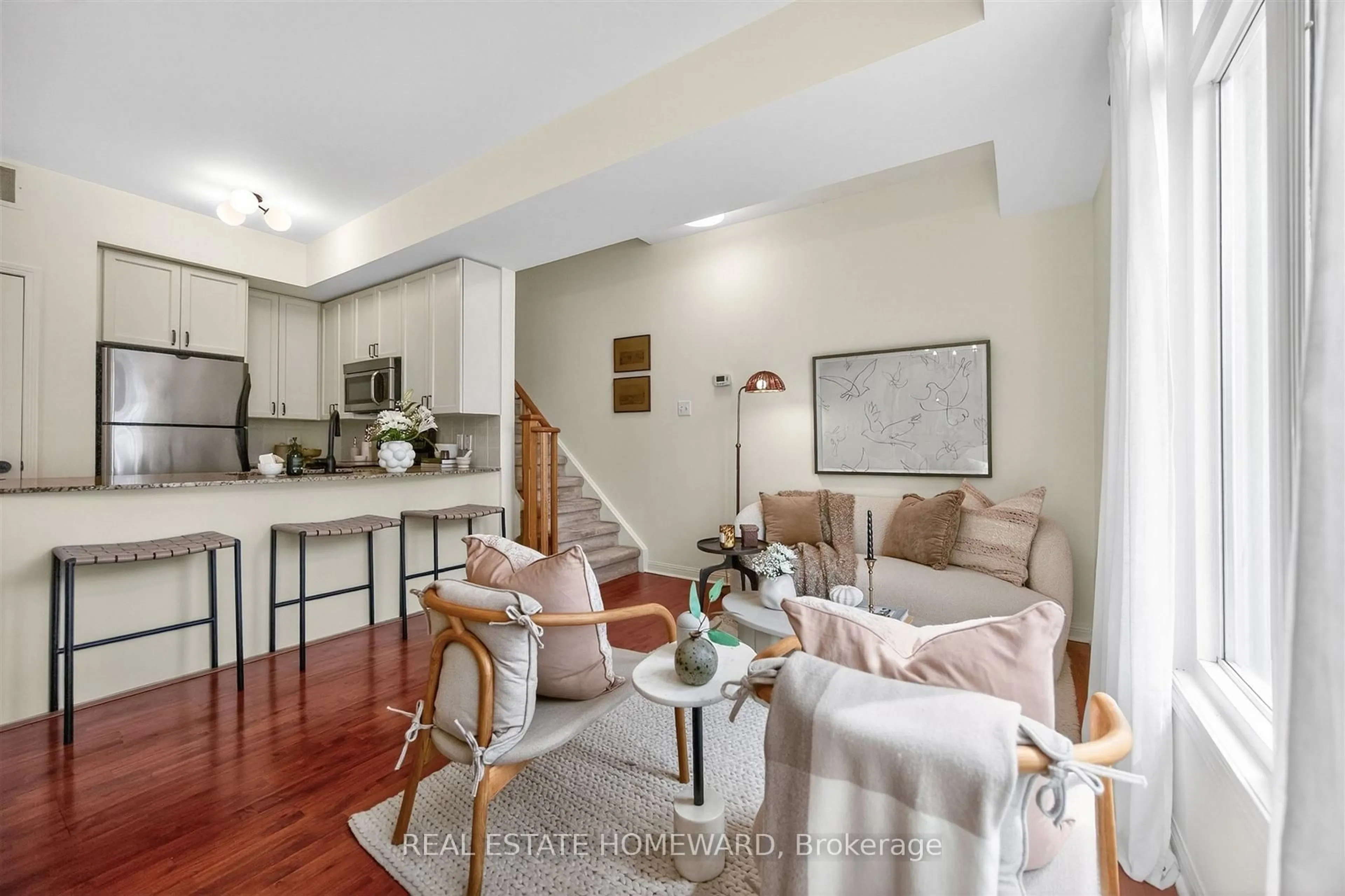 Living room with furniture, unknown for 88 Carr St #32, Toronto Ontario M5T 1B7