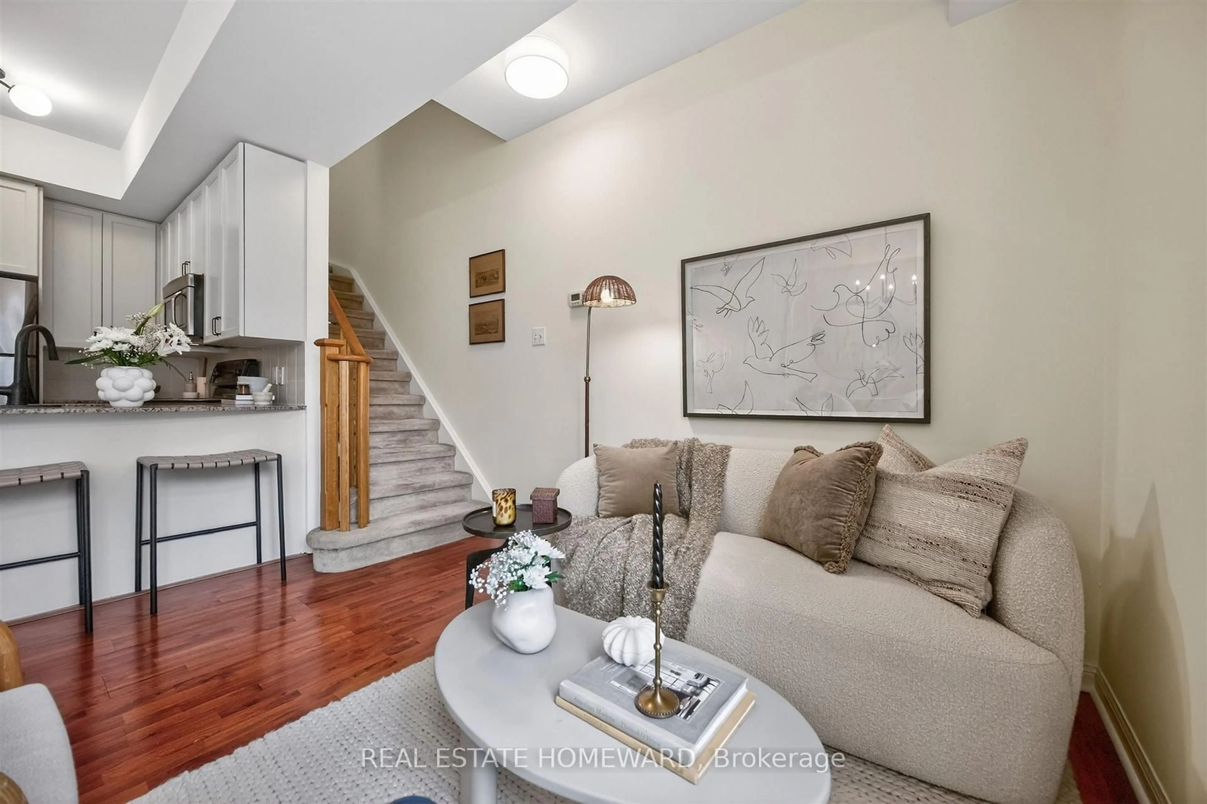 Living room with furniture, unknown for 88 Carr St #32, Toronto Ontario M5T 1B7