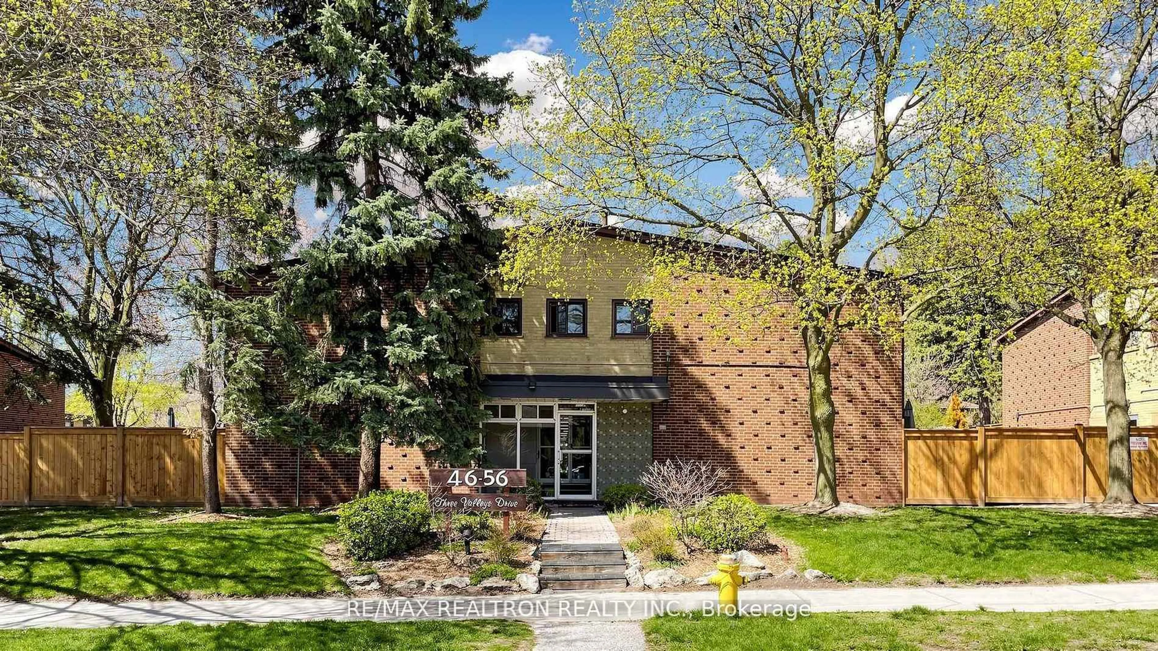 Indoor foyer for 52 Three Valleys Dr #2, Toronto Ontario M3A 3B5