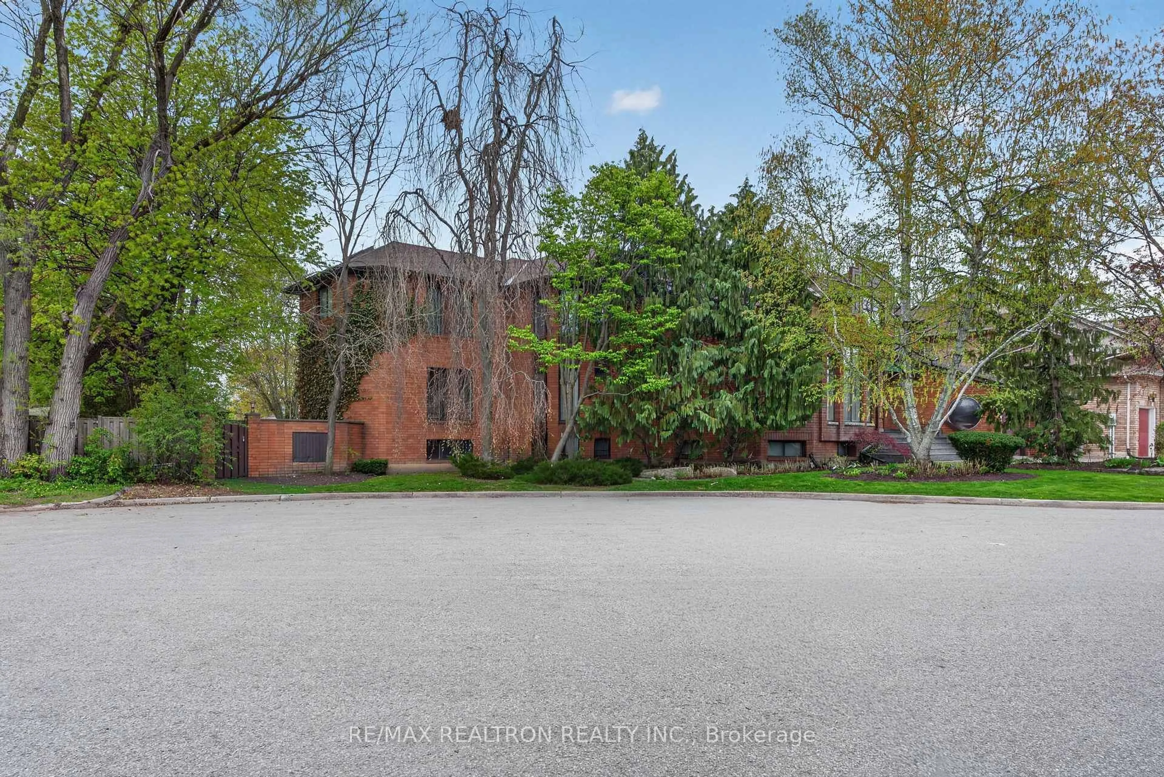 A pic from outside/outdoor area/front of a property/back of a property/a pic from drone, street for 15 Sunforest Crt, Toronto Ontario M2R 3W3