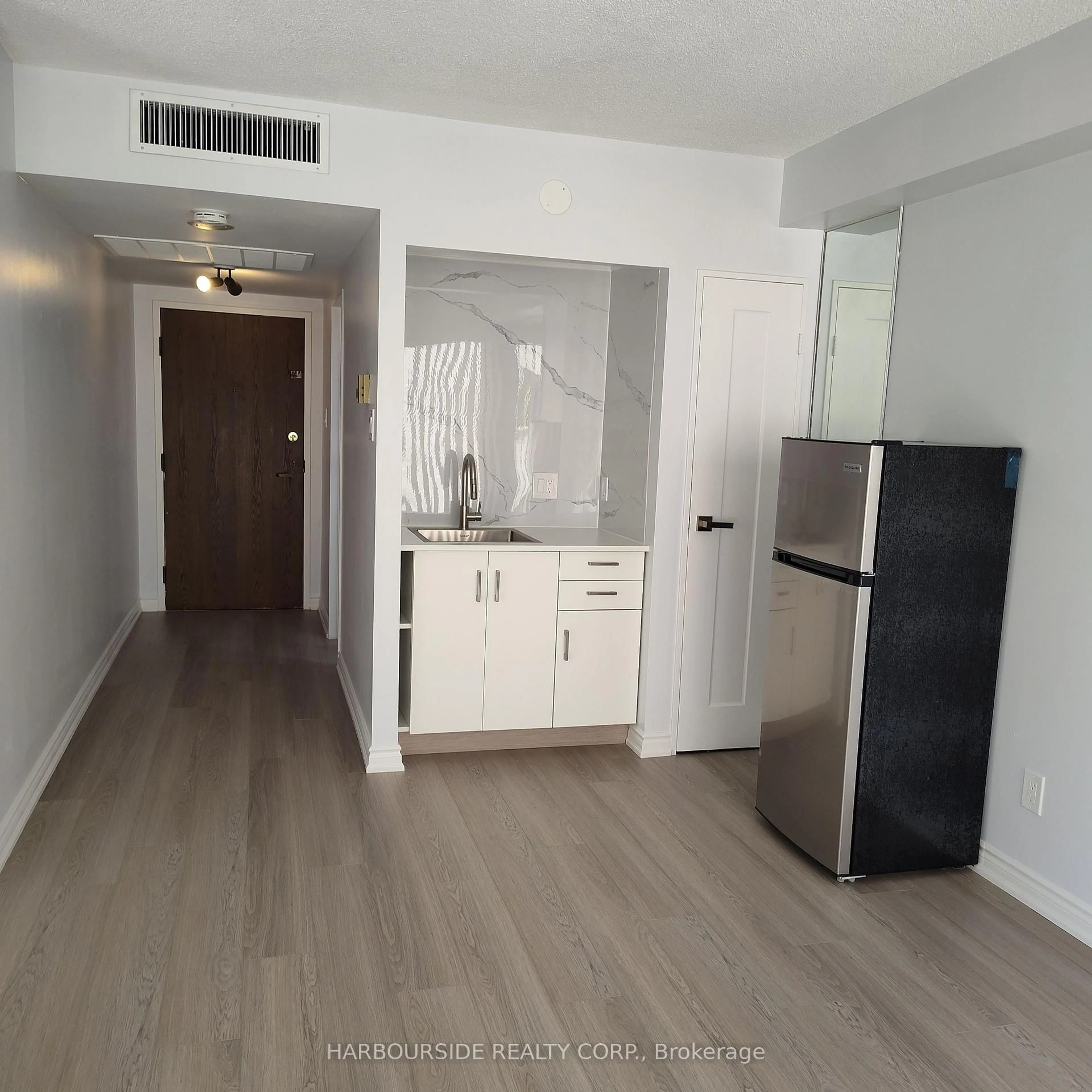 Unknown for 65 Harbour Sq #405, Toronto Ontario M5J 2L4