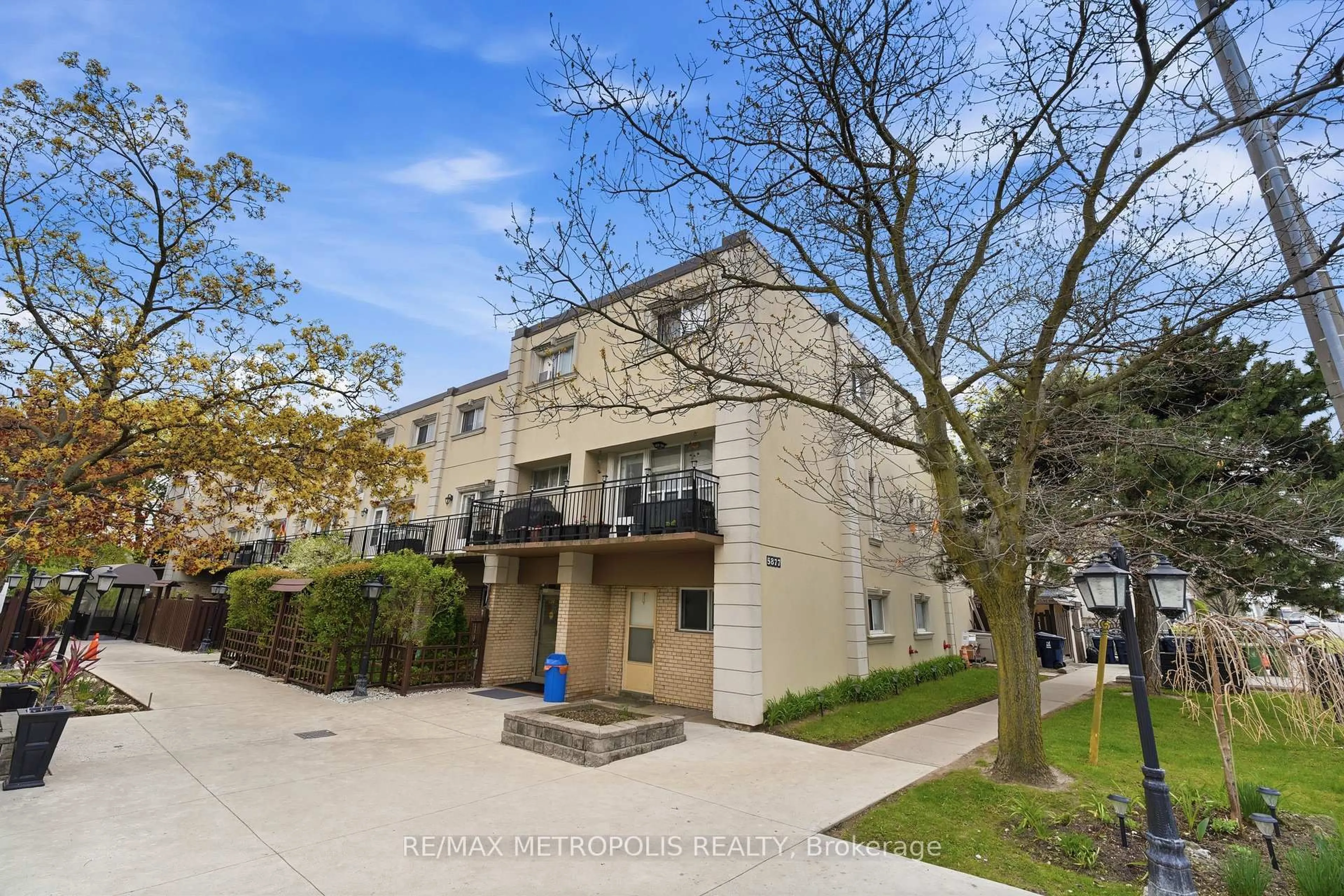 Unknown for 5877 Bathurst St #205, Toronto Ontario M2R 1Y7