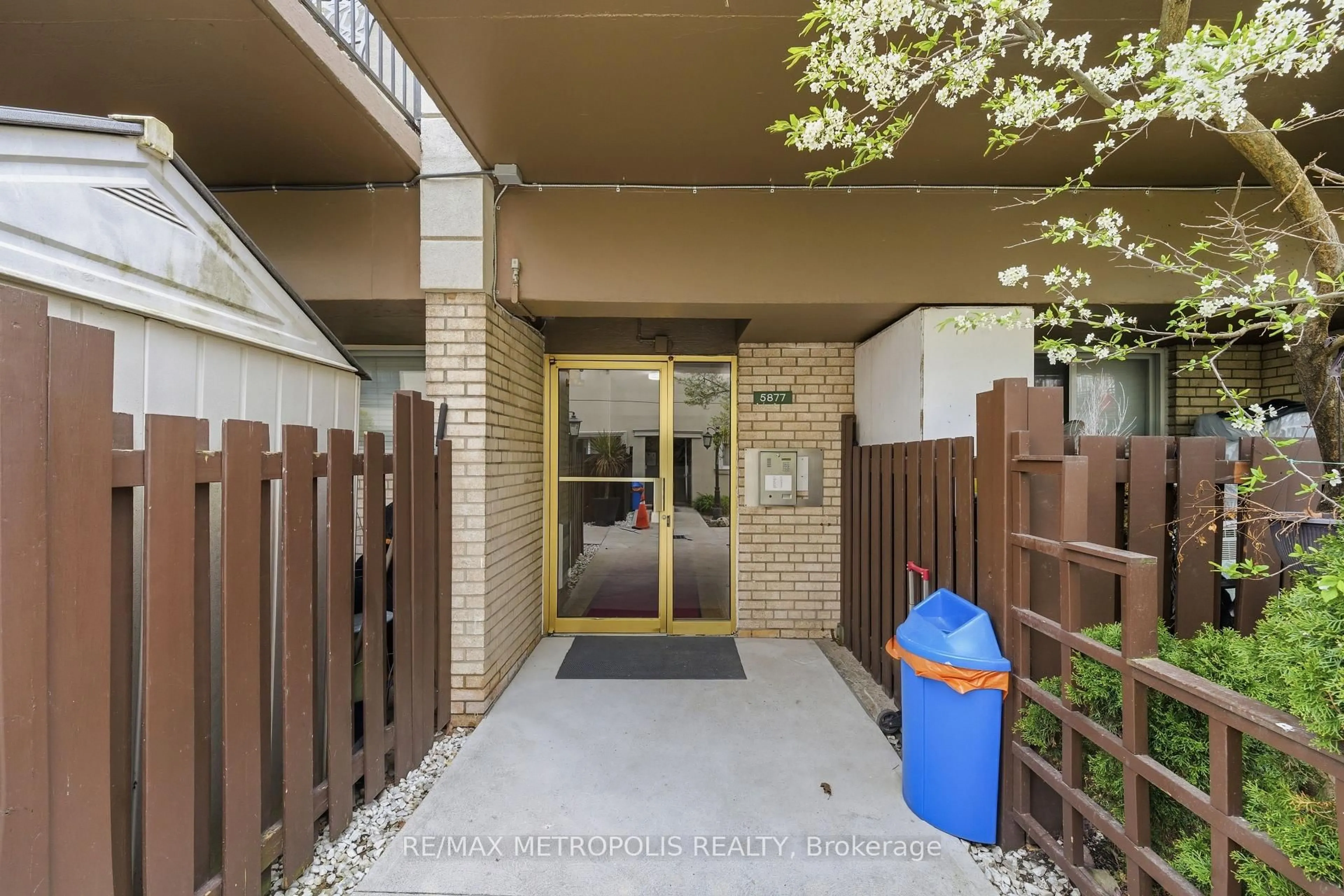 Unknown for 5877 Bathurst St #205, Toronto Ontario M2R 1Y7