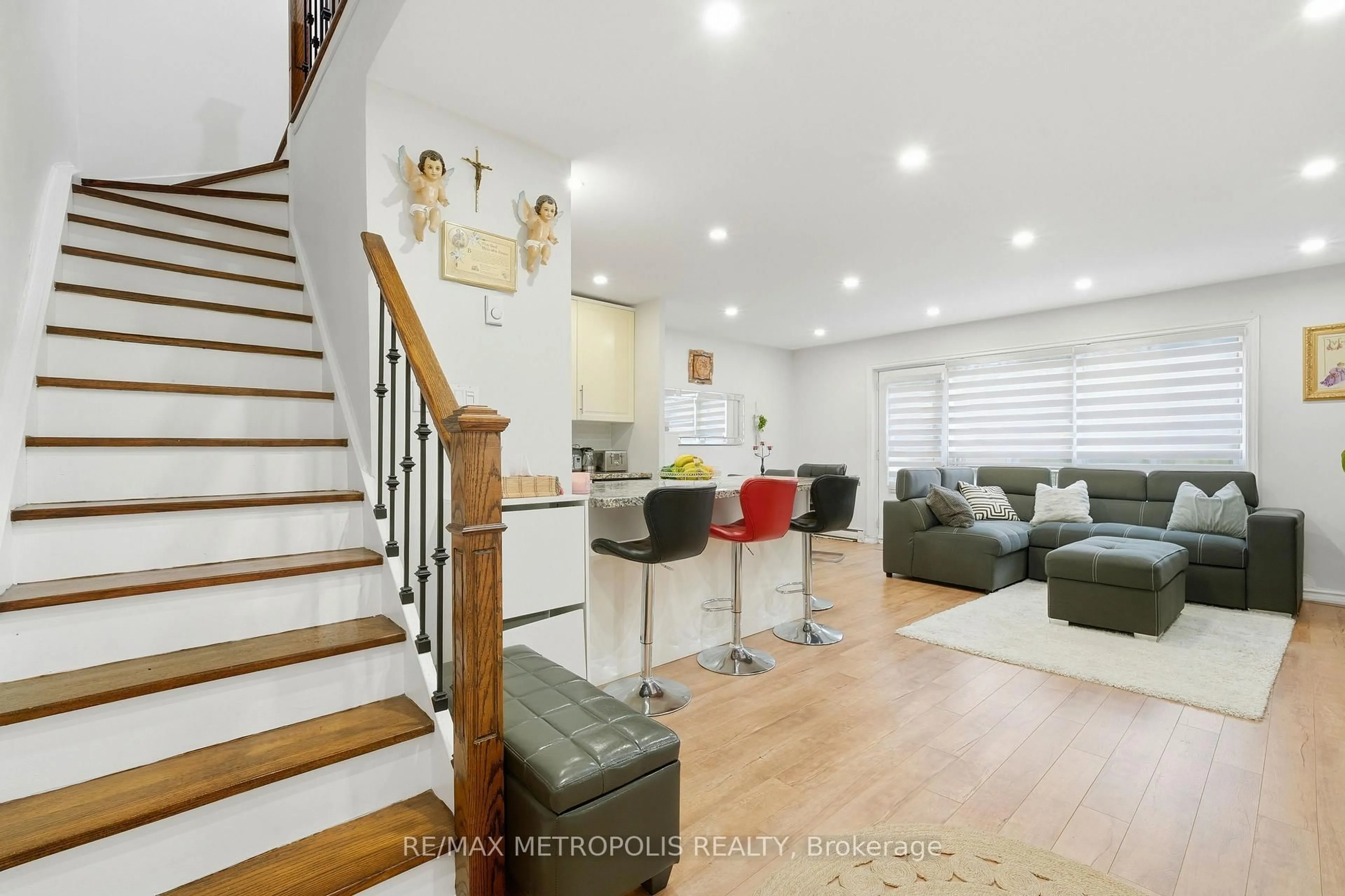 Unknown for 5877 Bathurst St #205, Toronto Ontario M2R 1Y7