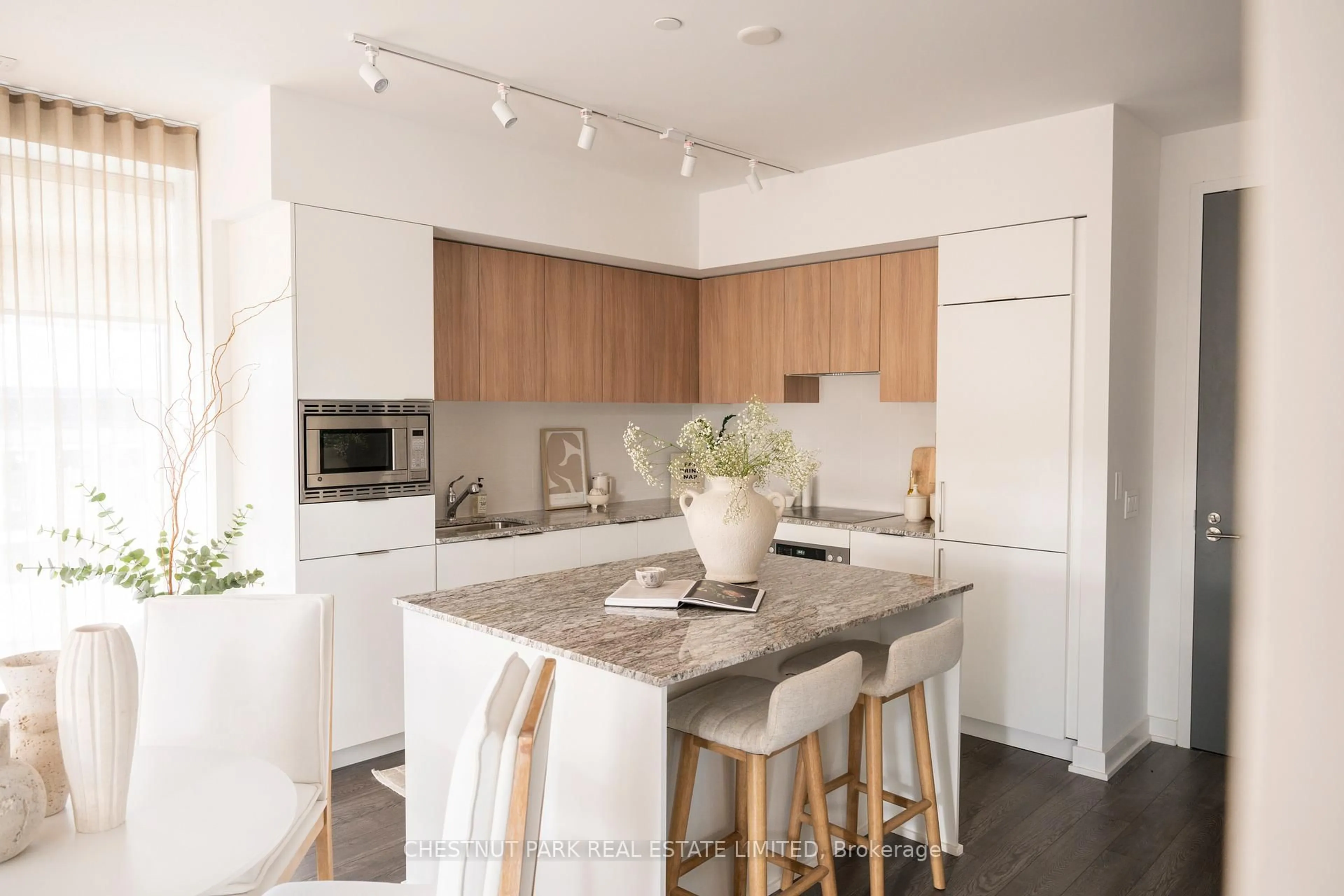 Contemporary kitchen, wood/laminate floor for 20 O'Neill Rd #TH 01, Toronto Ontario M3C 0R2
