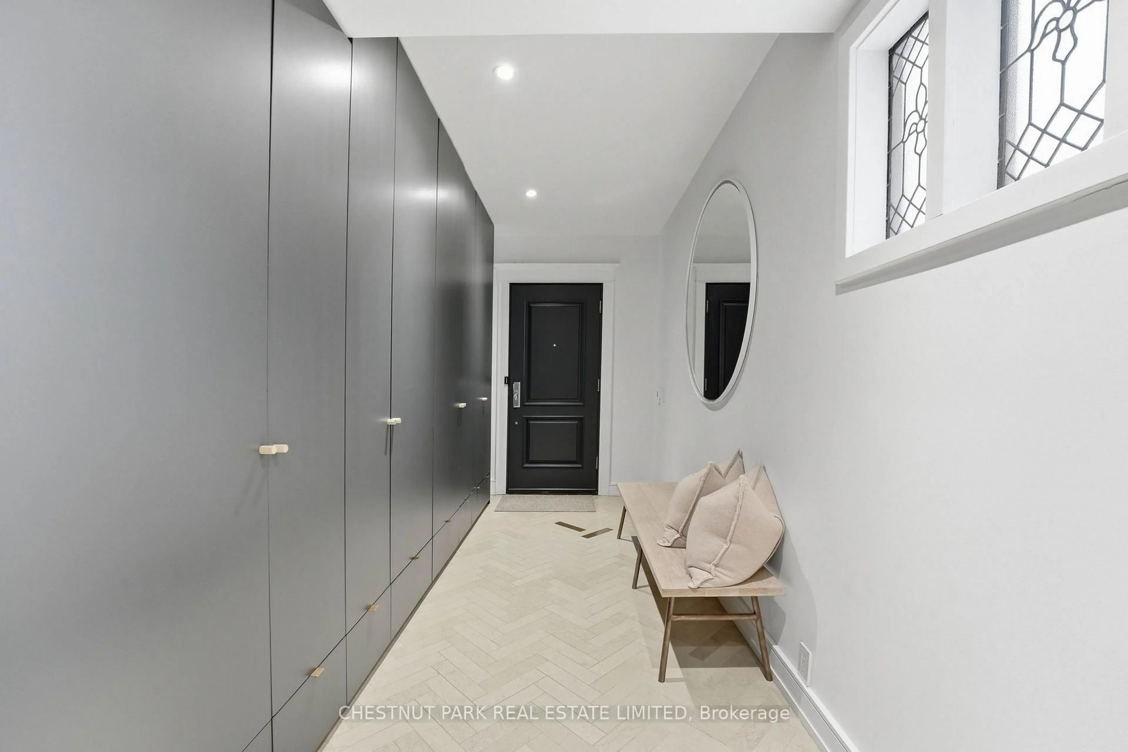 Indoor entryway for 154 Cottingham St, Toronto Ontario M4V 1C3