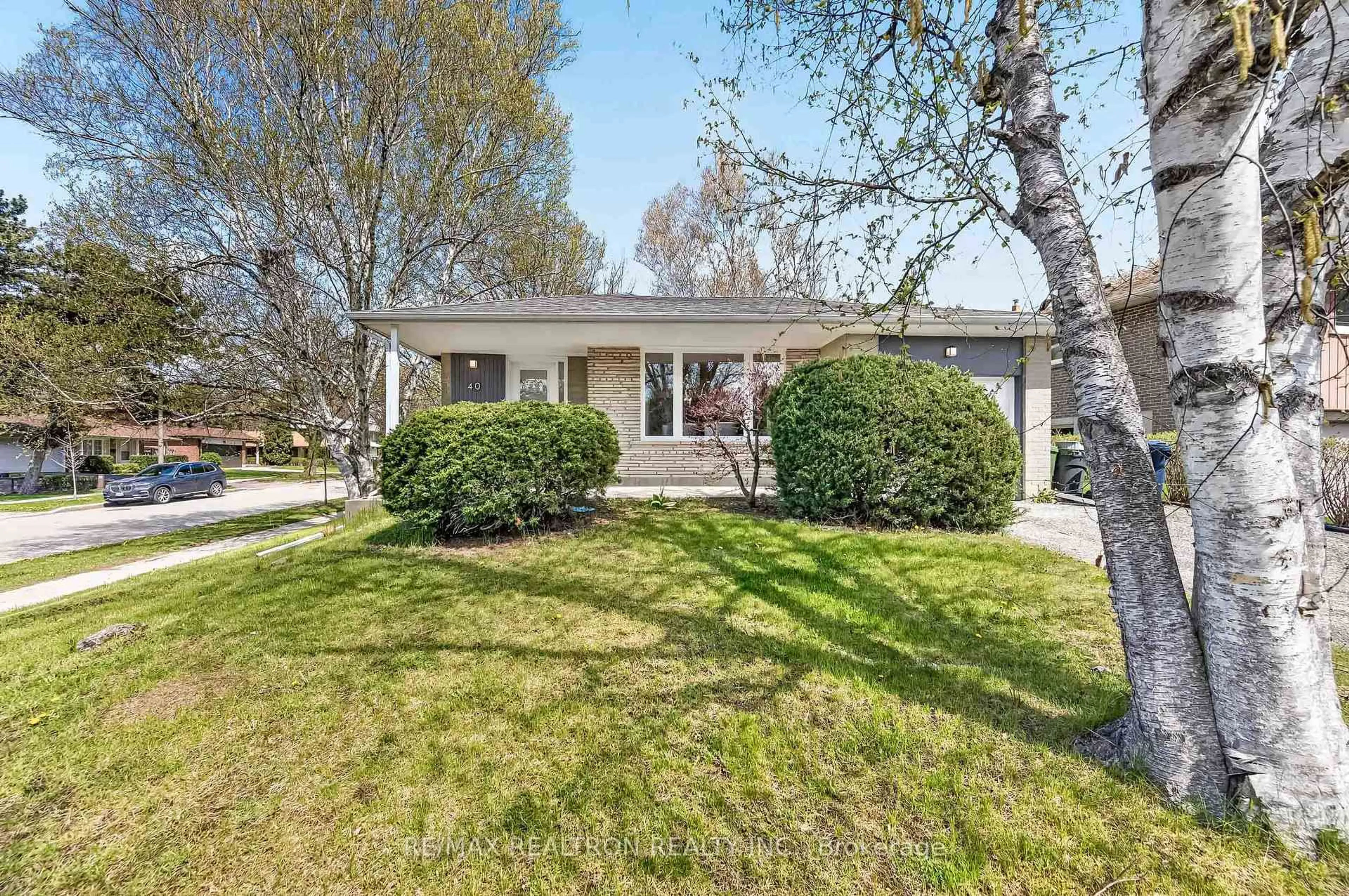 Home with vinyl exterior material, street for 40 Threadneedle Cres, Toronto Ontario M2H 1Z6
