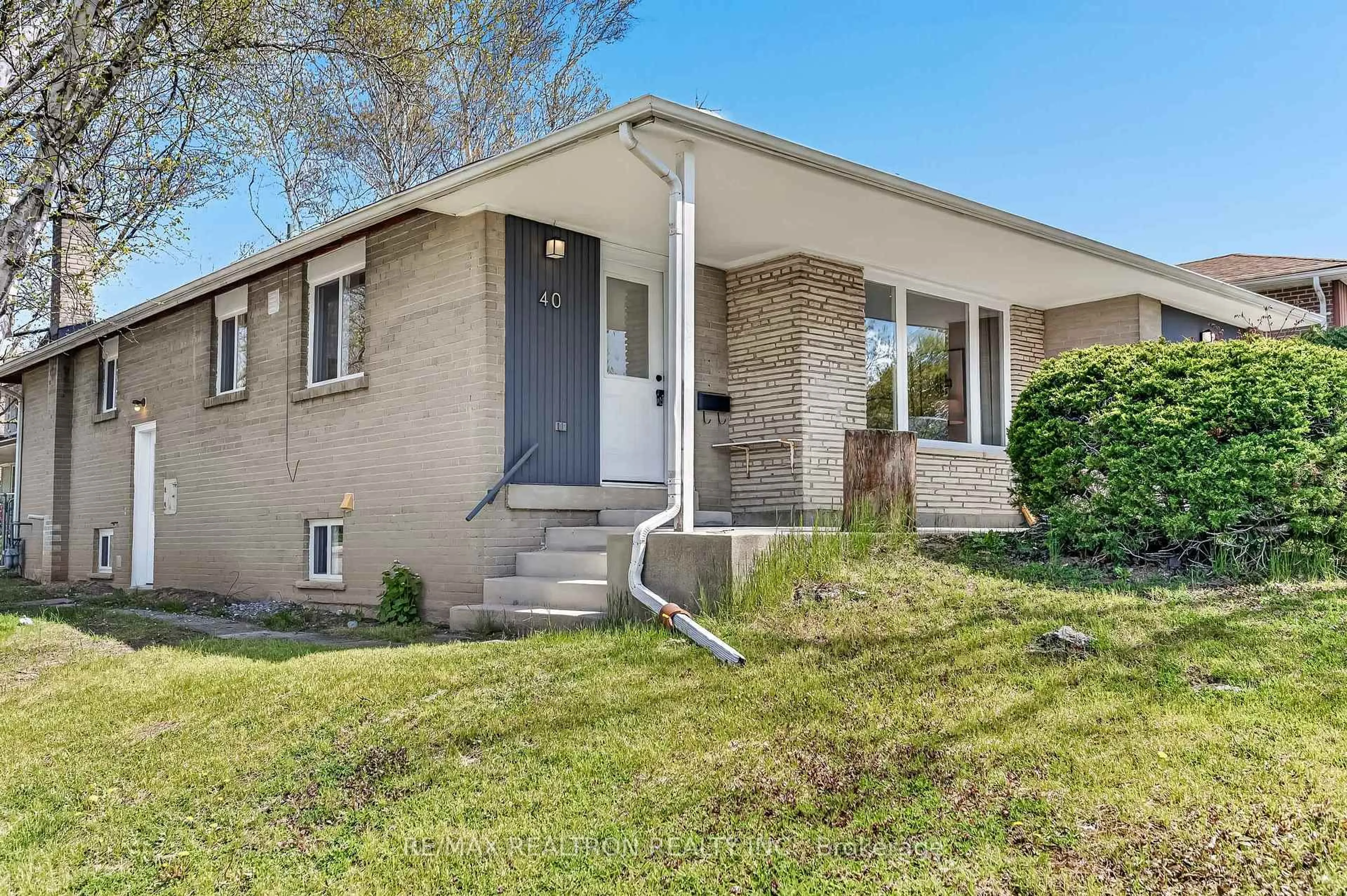 Home with brick exterior material, street for 40 Threadneedle Cres, Toronto Ontario M2H 1Z6