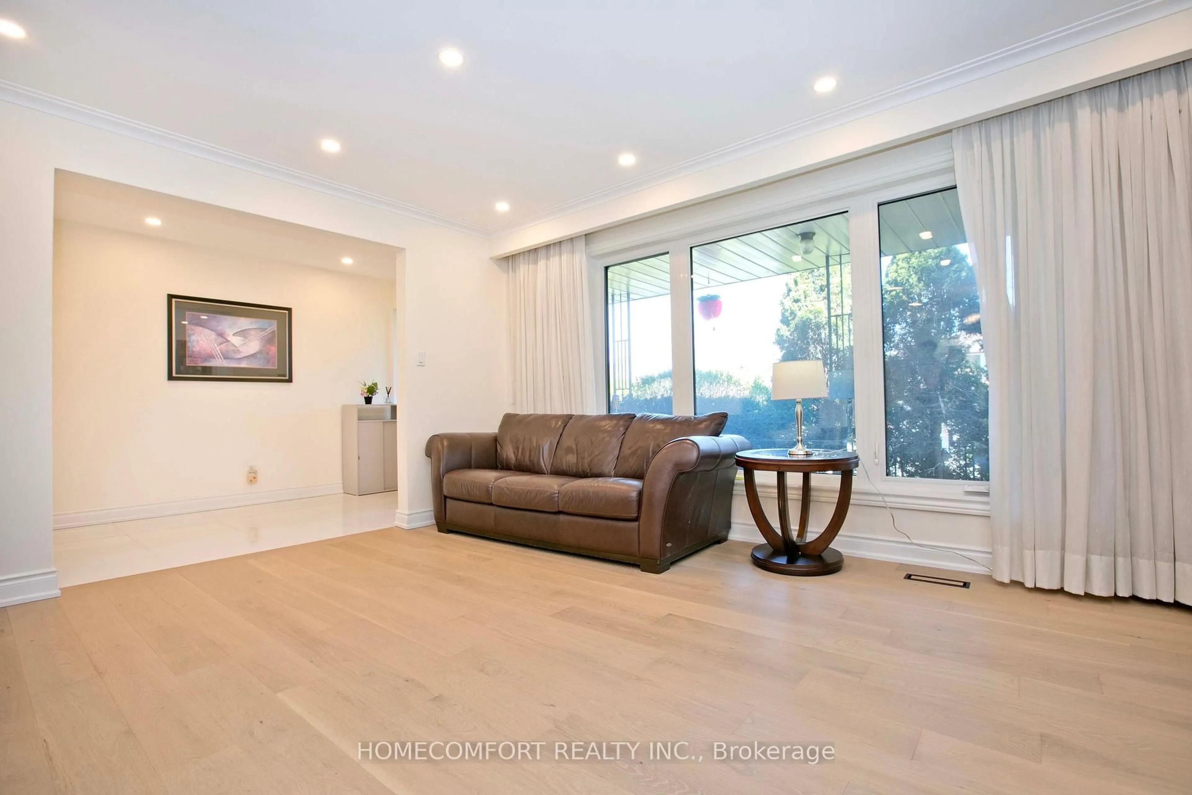 Living room with furniture, unknown for 19 Oldborough Circ, Toronto Ontario M2J 3A1