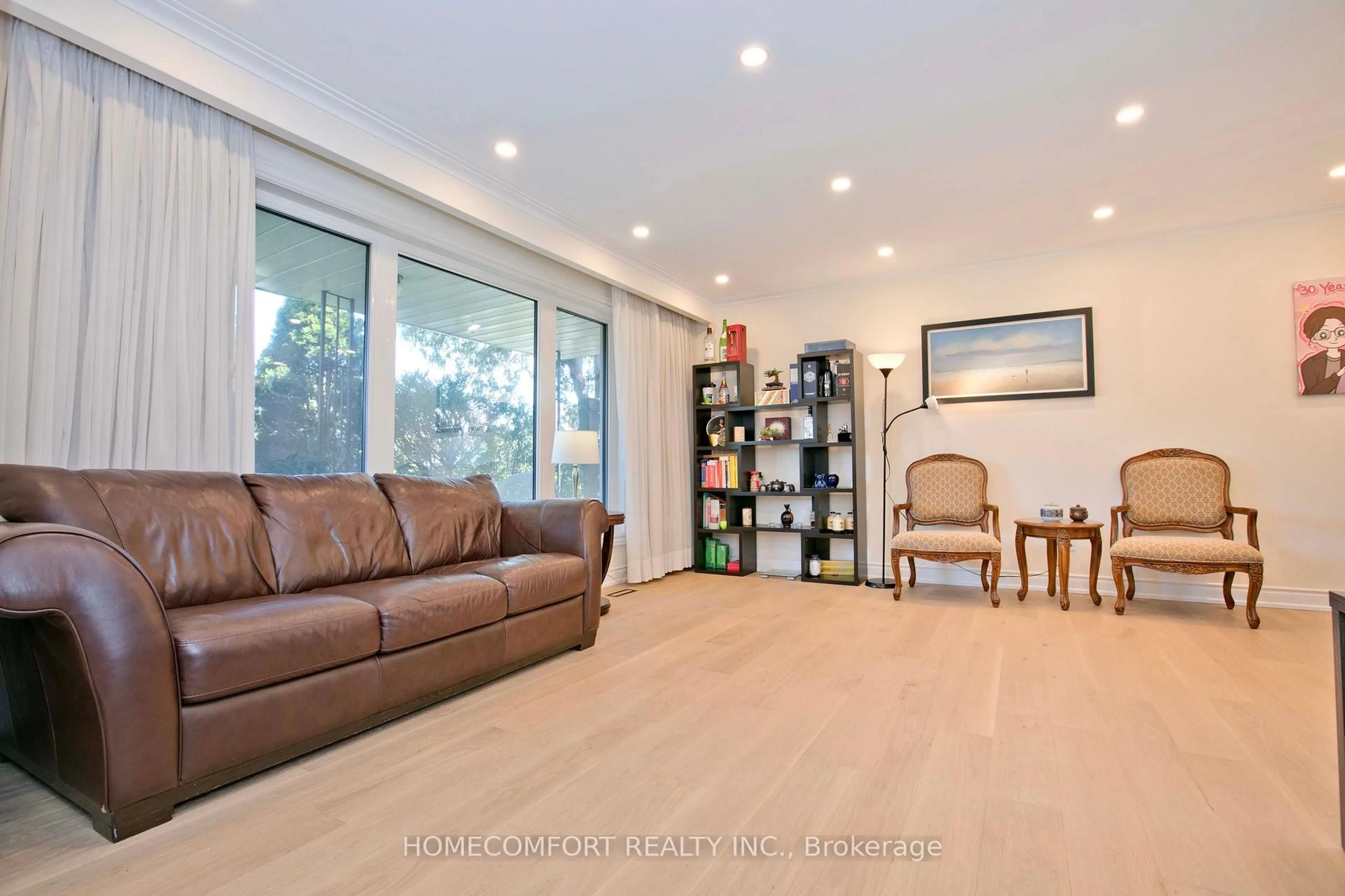 Living room with furniture, wood/laminate floor for 19 Oldborough Circ, Toronto Ontario M2J 3A1