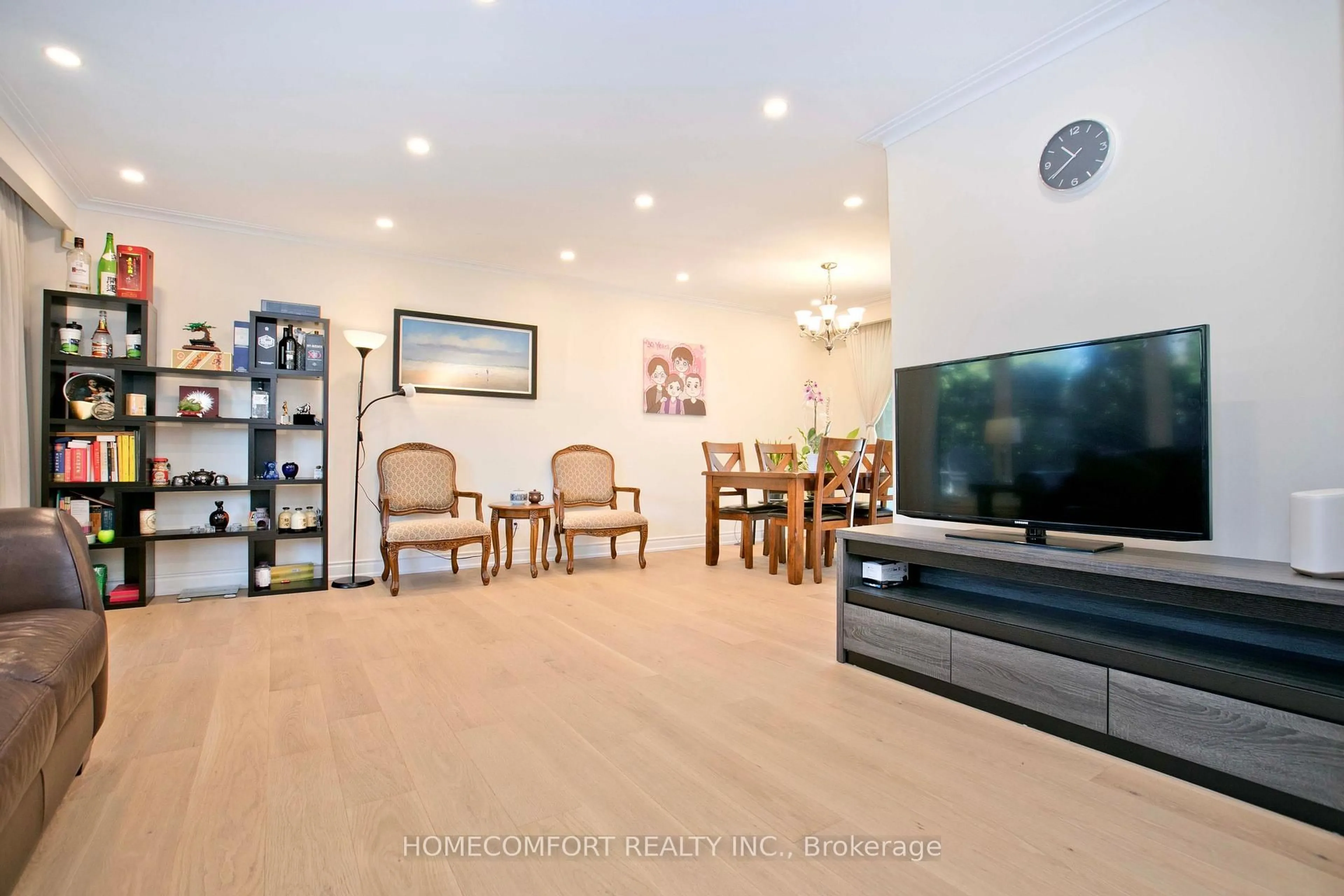 Living room with furniture, wood/laminate floor for 19 Oldborough Circ, Toronto Ontario M2J 3A1
