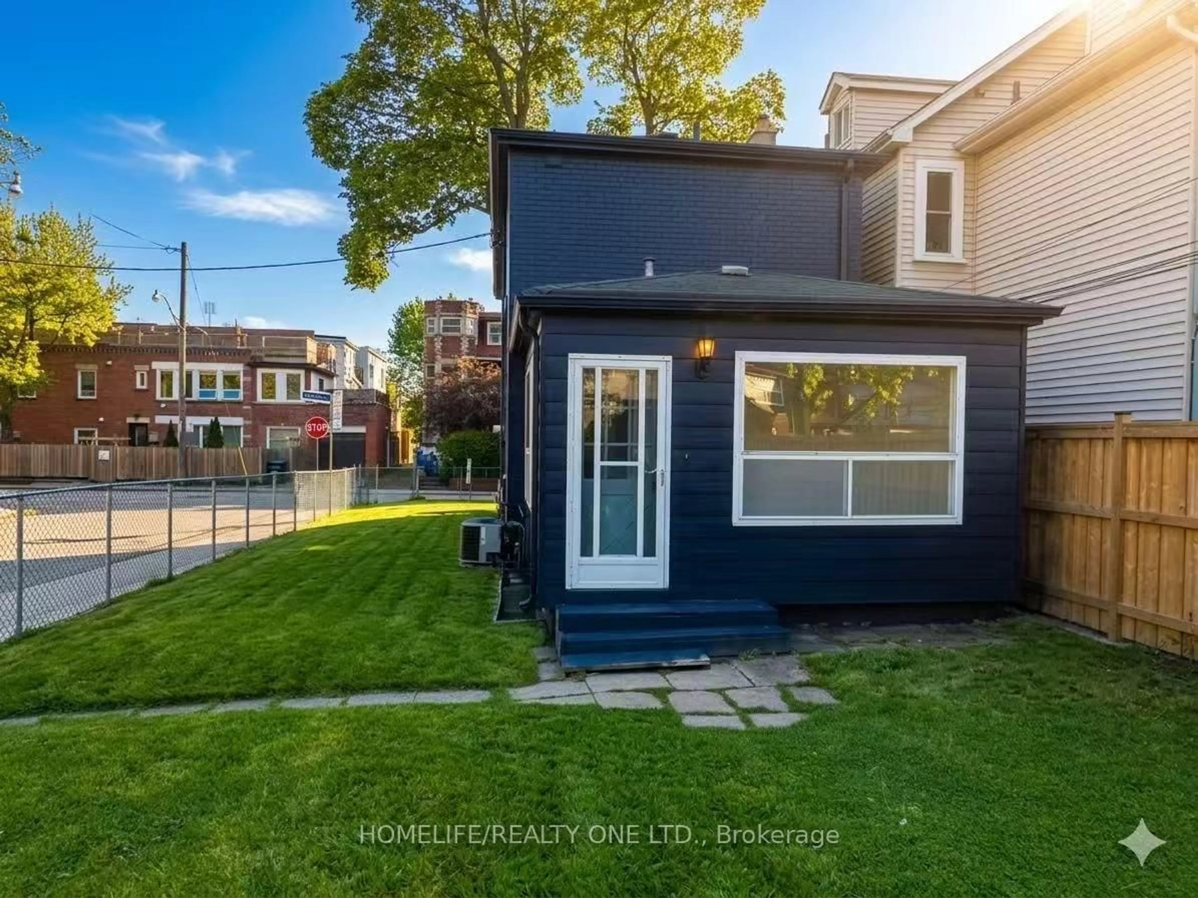 Unknown for 104 Benson Ave, Toronto Ontario M6G 2J1