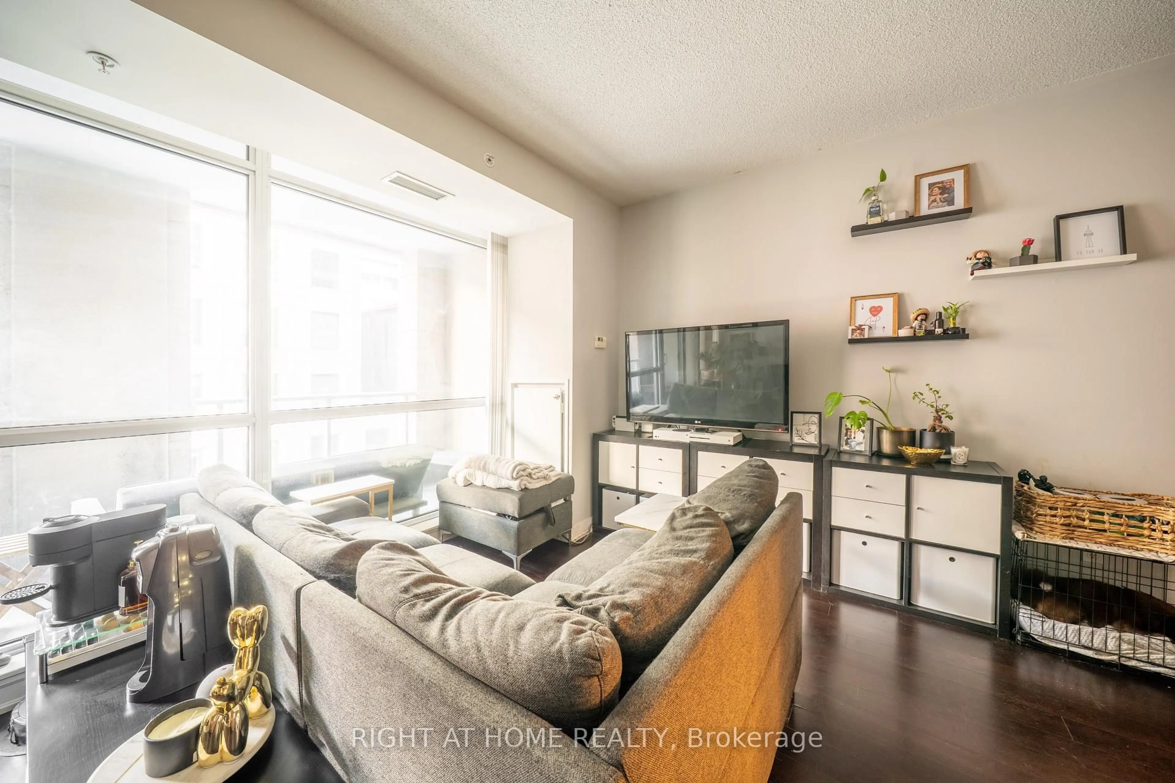Living room with furniture, unknown for 199 Richmond St #418, Toronto Ontario M5V 0H4