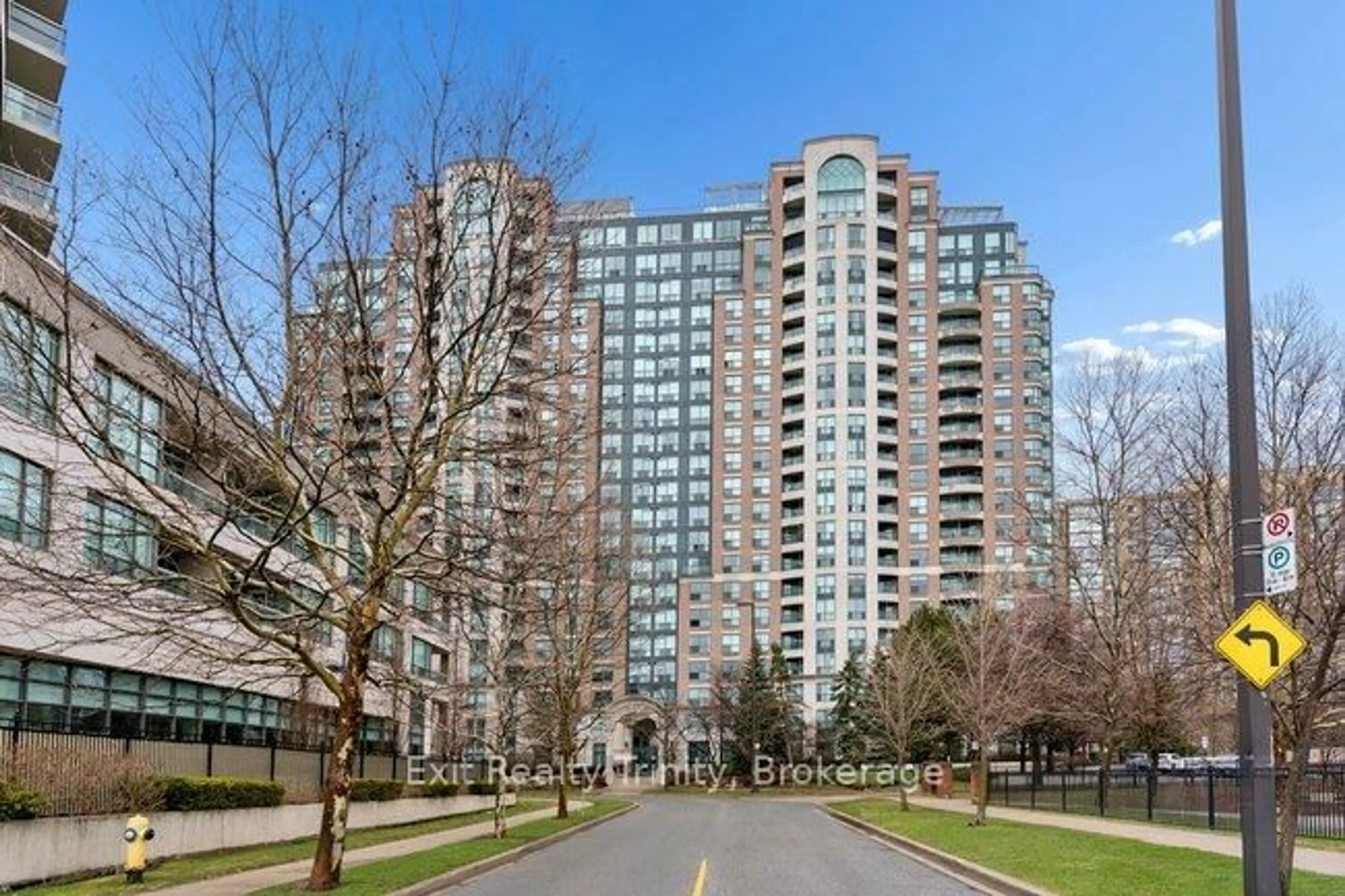 Indoor foyer for 23 Lorraine Dr #318, Toronto Ontario M2N 6Z6