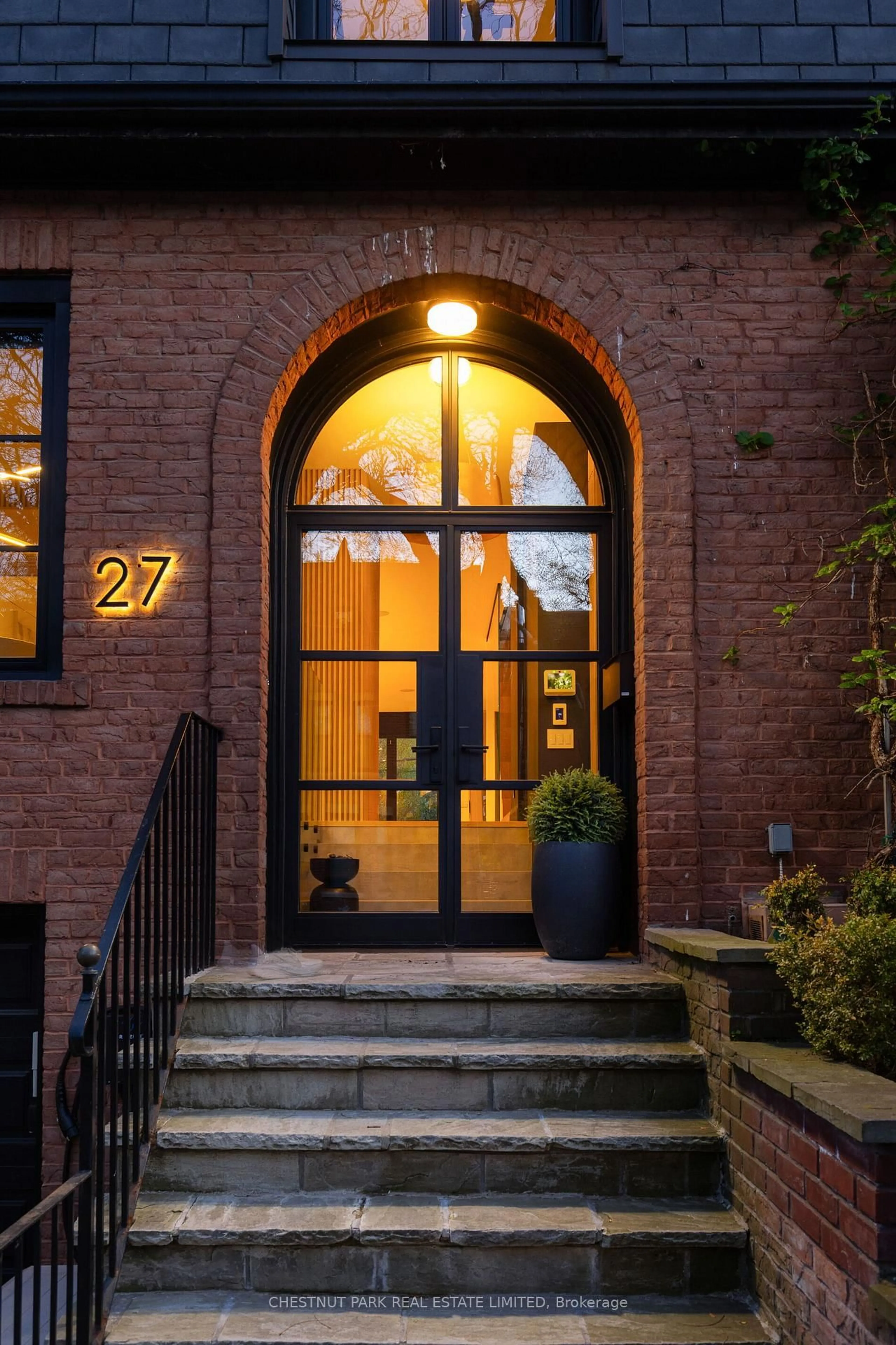 Unknown for 27 Boswell Ave, Toronto Ontario M5R 1M5