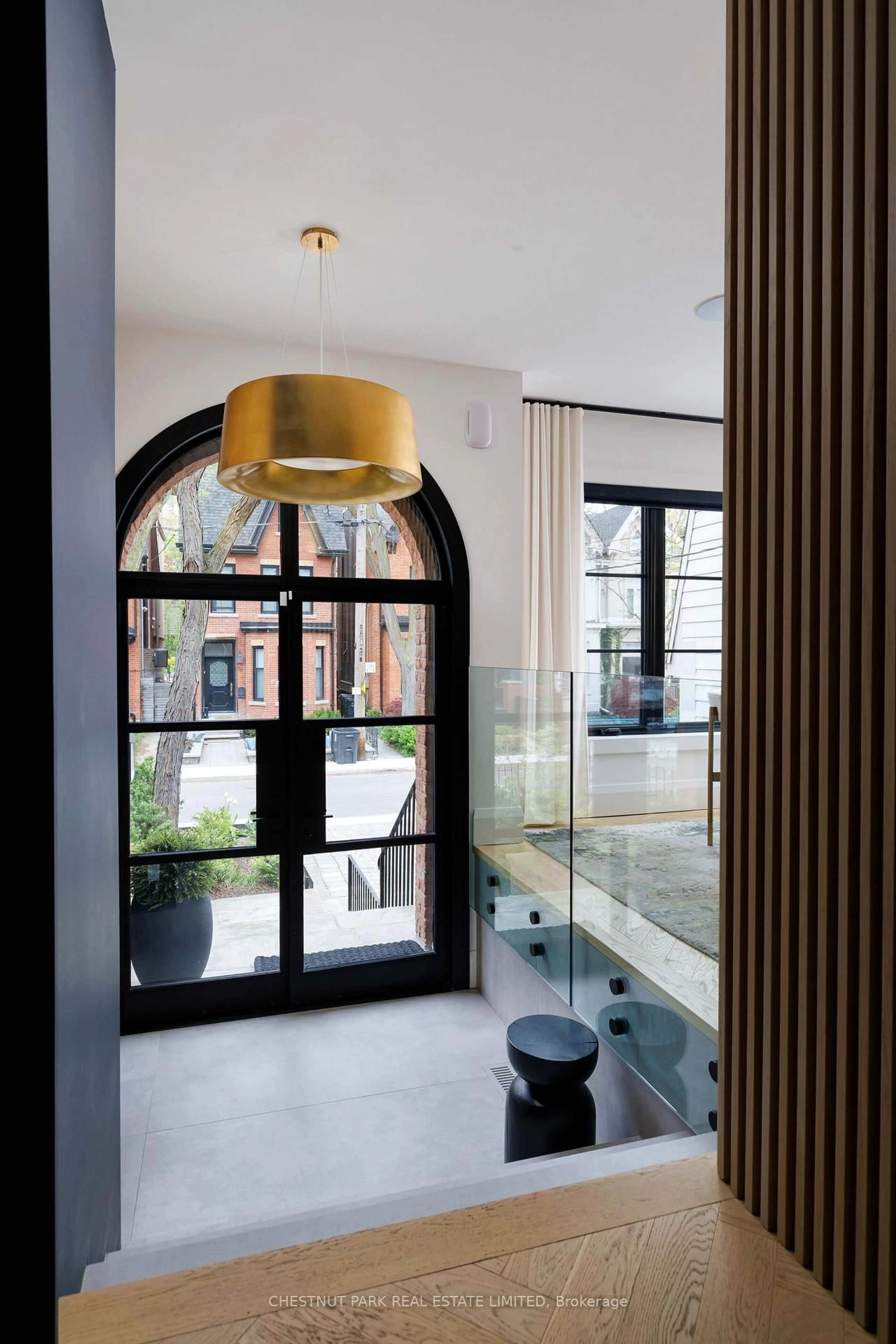 Indoor foyer for 27 Boswell Ave, Toronto Ontario M5R 1M5