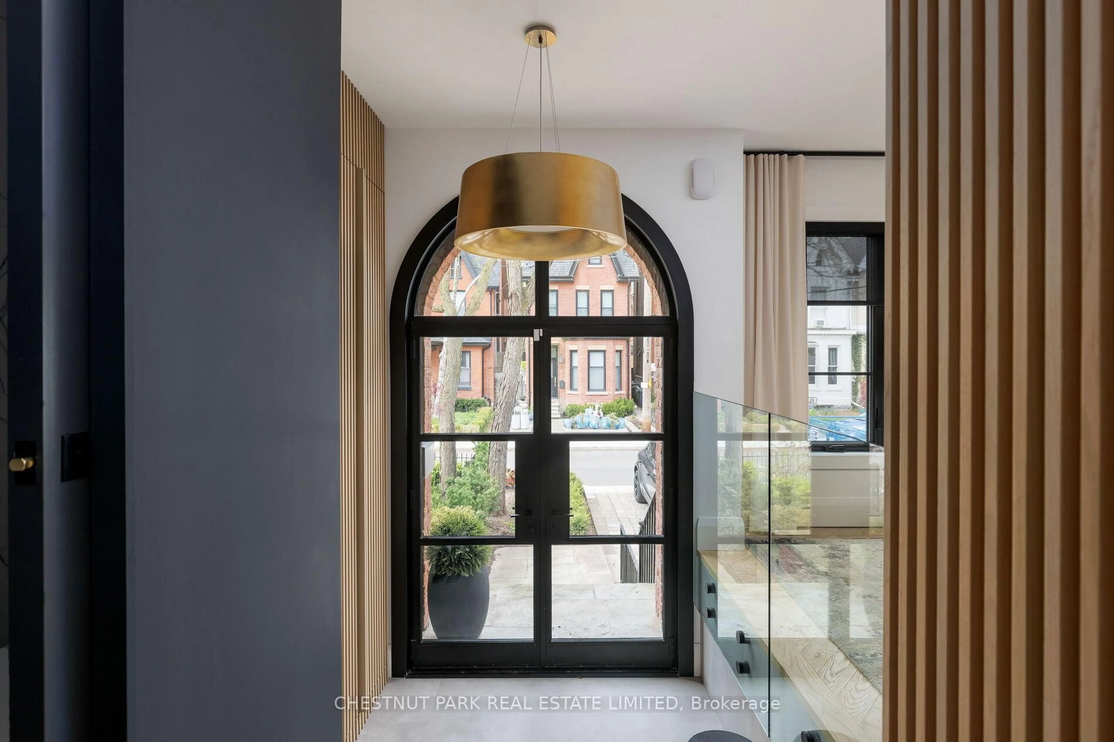 Indoor entryway for 27 Boswell Ave, Toronto Ontario M5R 1M5