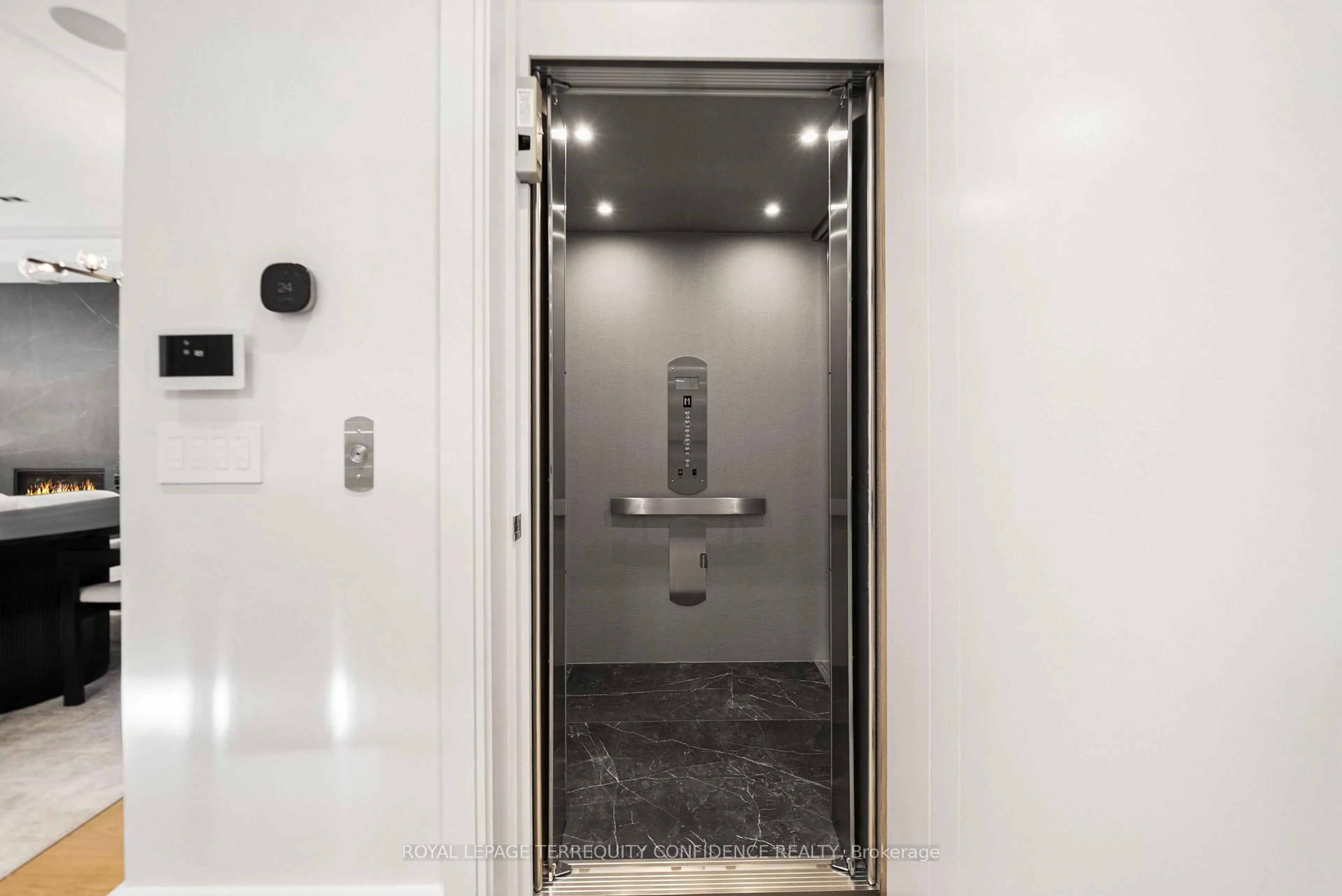 Indoor foyer for 35 Nipigon Ave, Toronto Ontario M2M 2V7