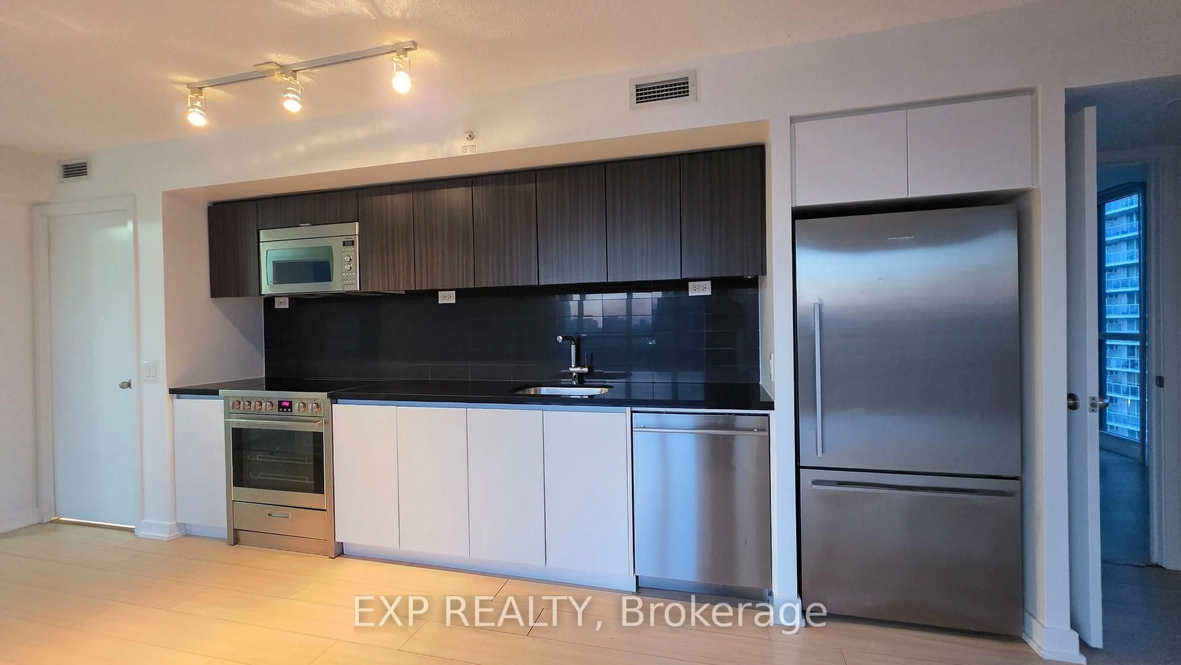 Standard kitchen, unknown for 85 Queens Wharf Rd #2206, Toronto Ontario M5V 0J9