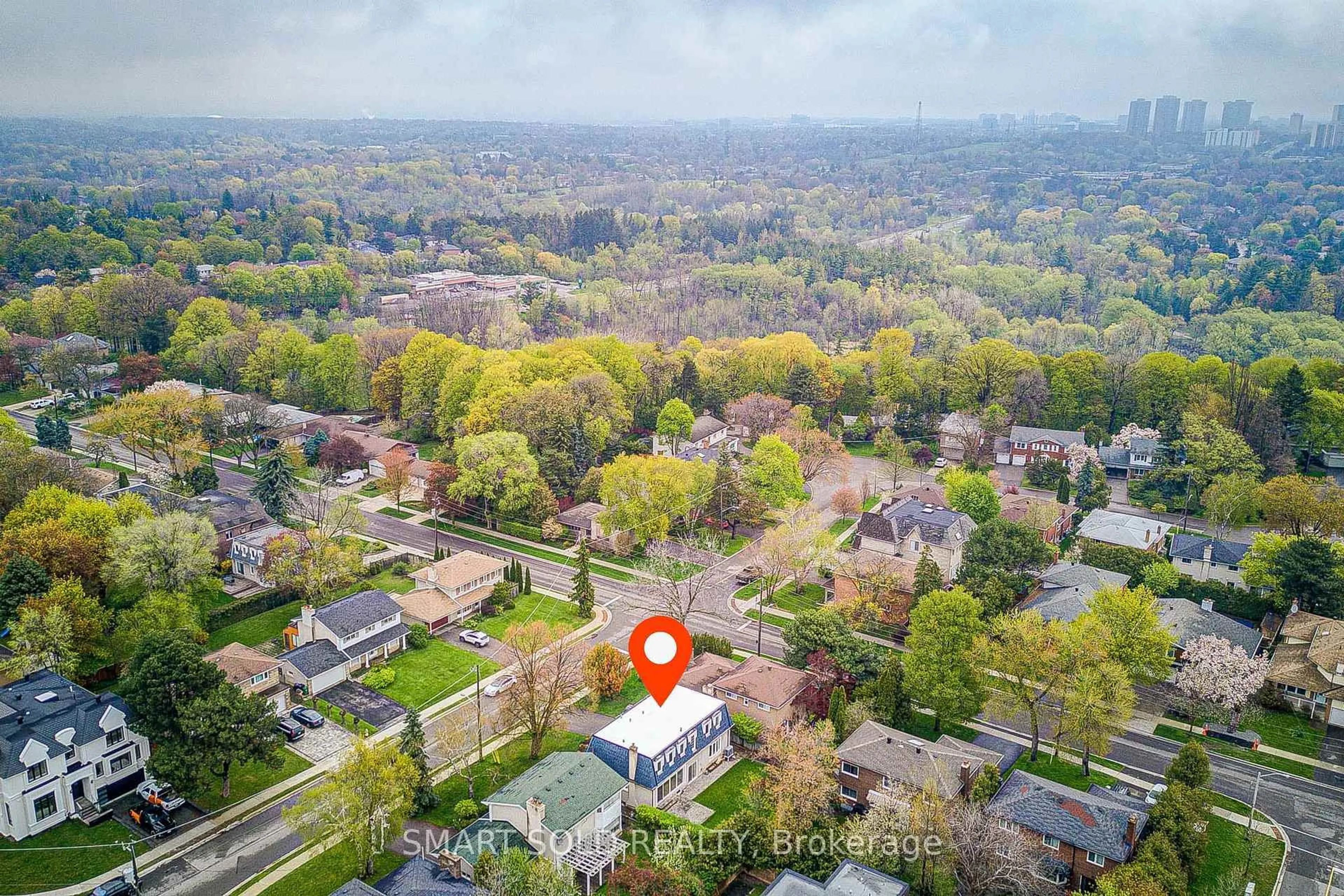 A pic from outside/outdoor area/front of a property/back of a property/a pic from drone, street for 4 Knollview Cres, Toronto Ontario M2K 2E1