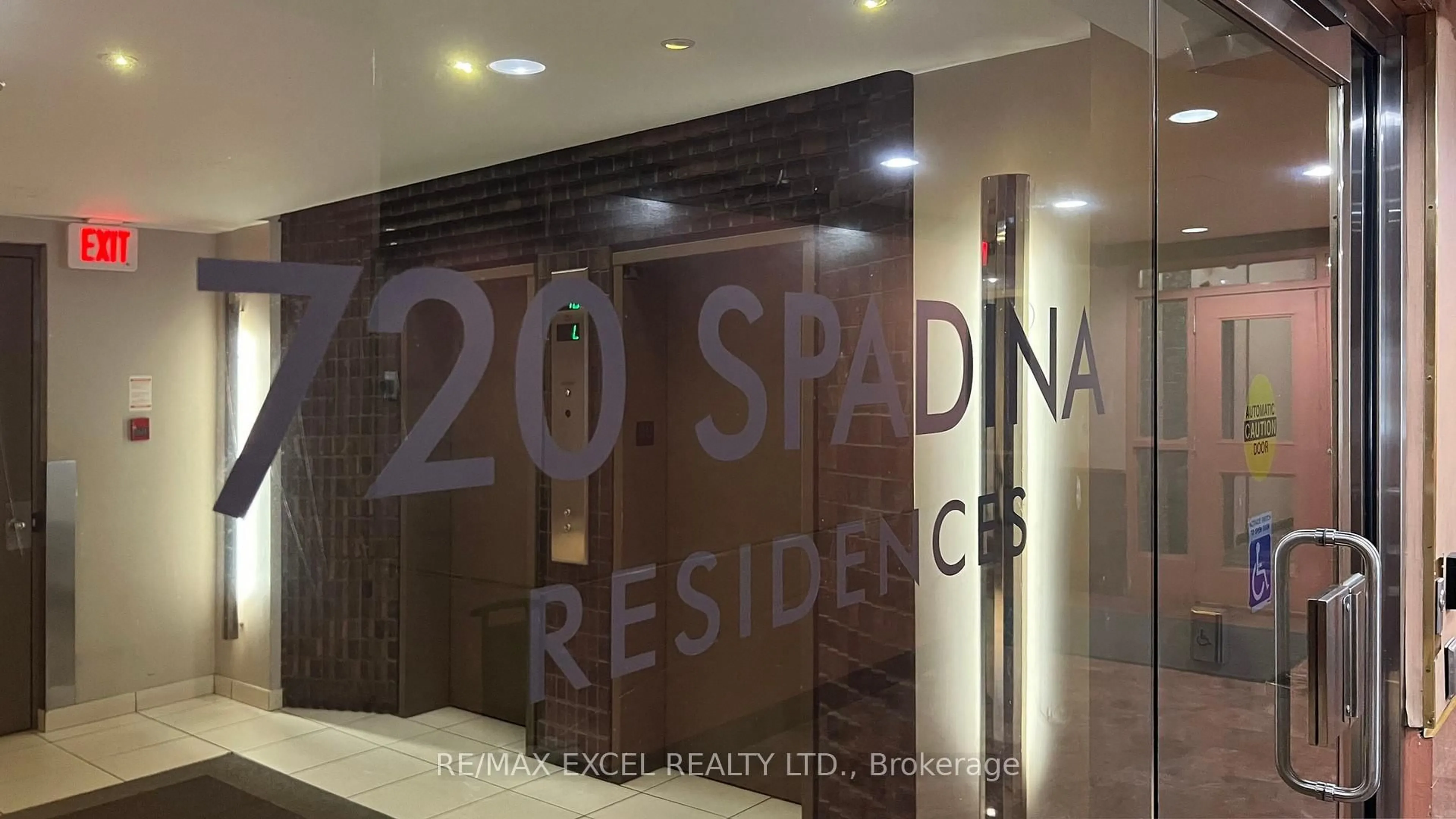 Indoor foyer for 720 Spadina Ave #1605, Toronto Ontario M5S 2T9