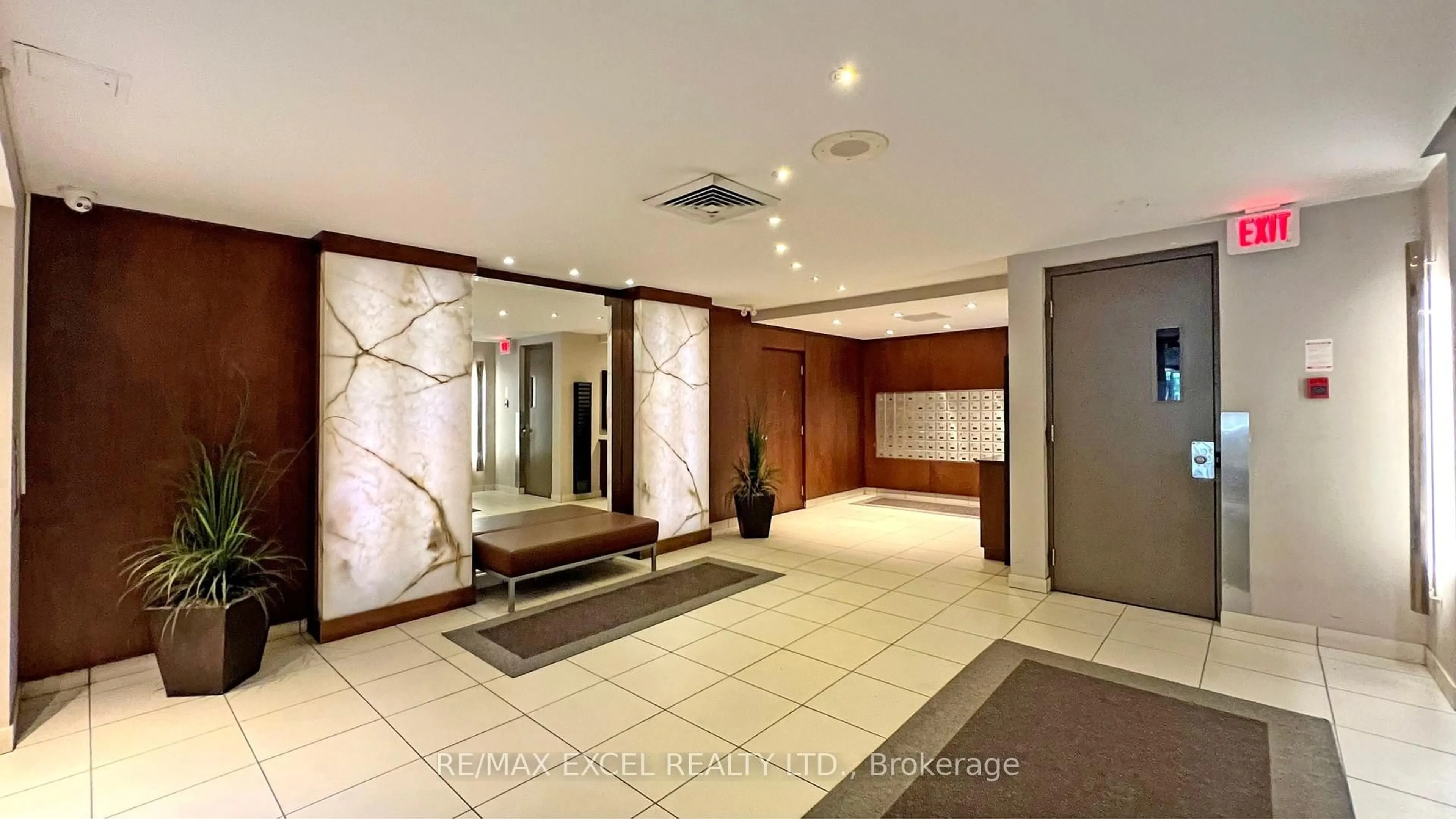 Indoor foyer for 720 Spadina Ave #1605, Toronto Ontario M5S 2T9
