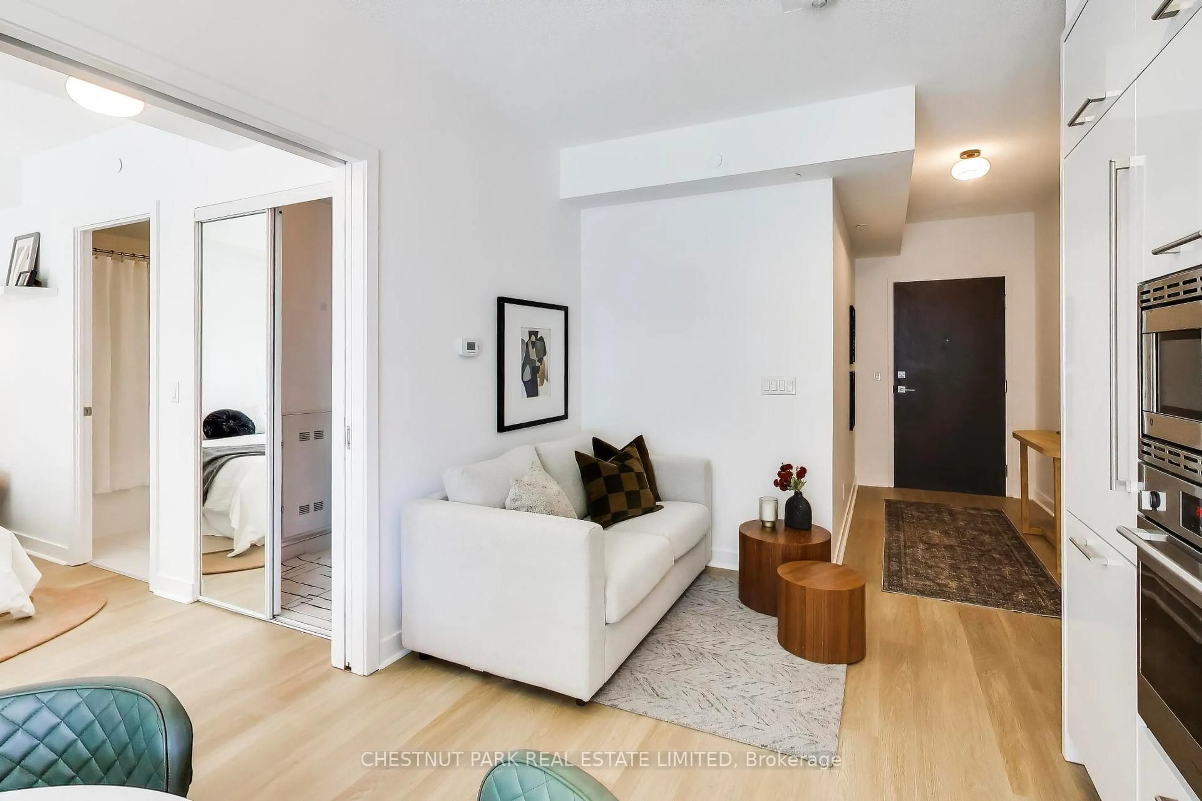 Living room with furniture, unknown for 2221 Yonge St #406, Toronto Ontario M4S 0B8