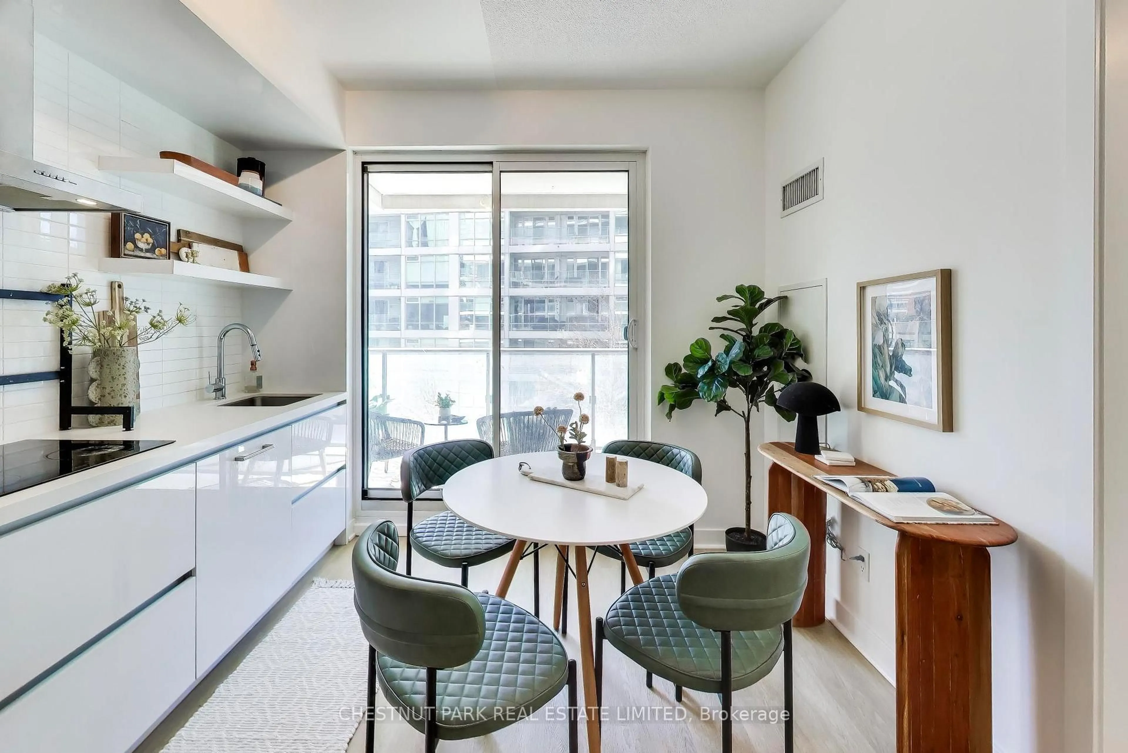 Unknown for 2221 Yonge St #406, Toronto Ontario M4S 0B8