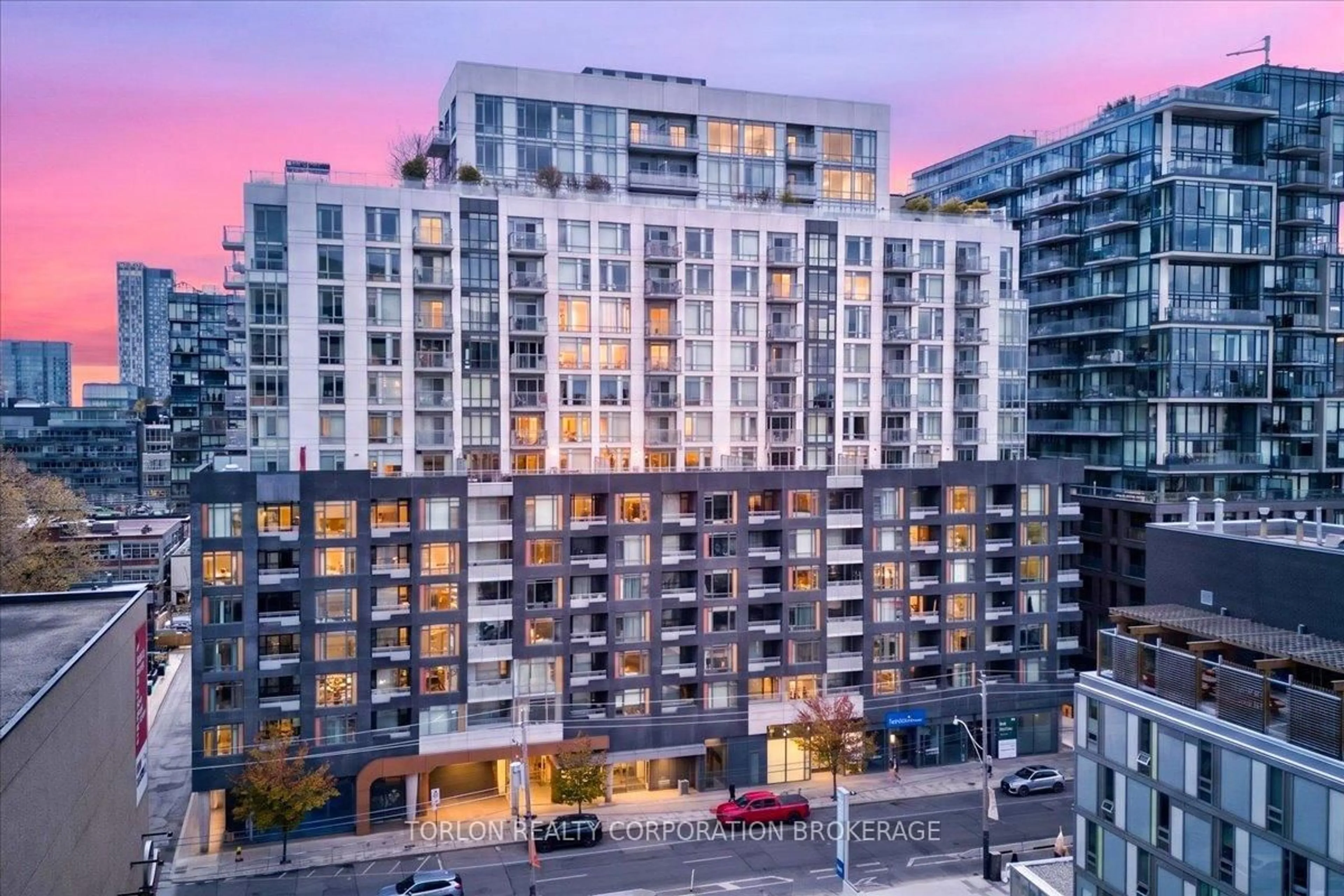 A pic from outside/outdoor area/front of a property/back of a property/a pic from drone, city buildings view from balcony for 525 Adelaide St #1632, Toronto Ontario M5V 0N7