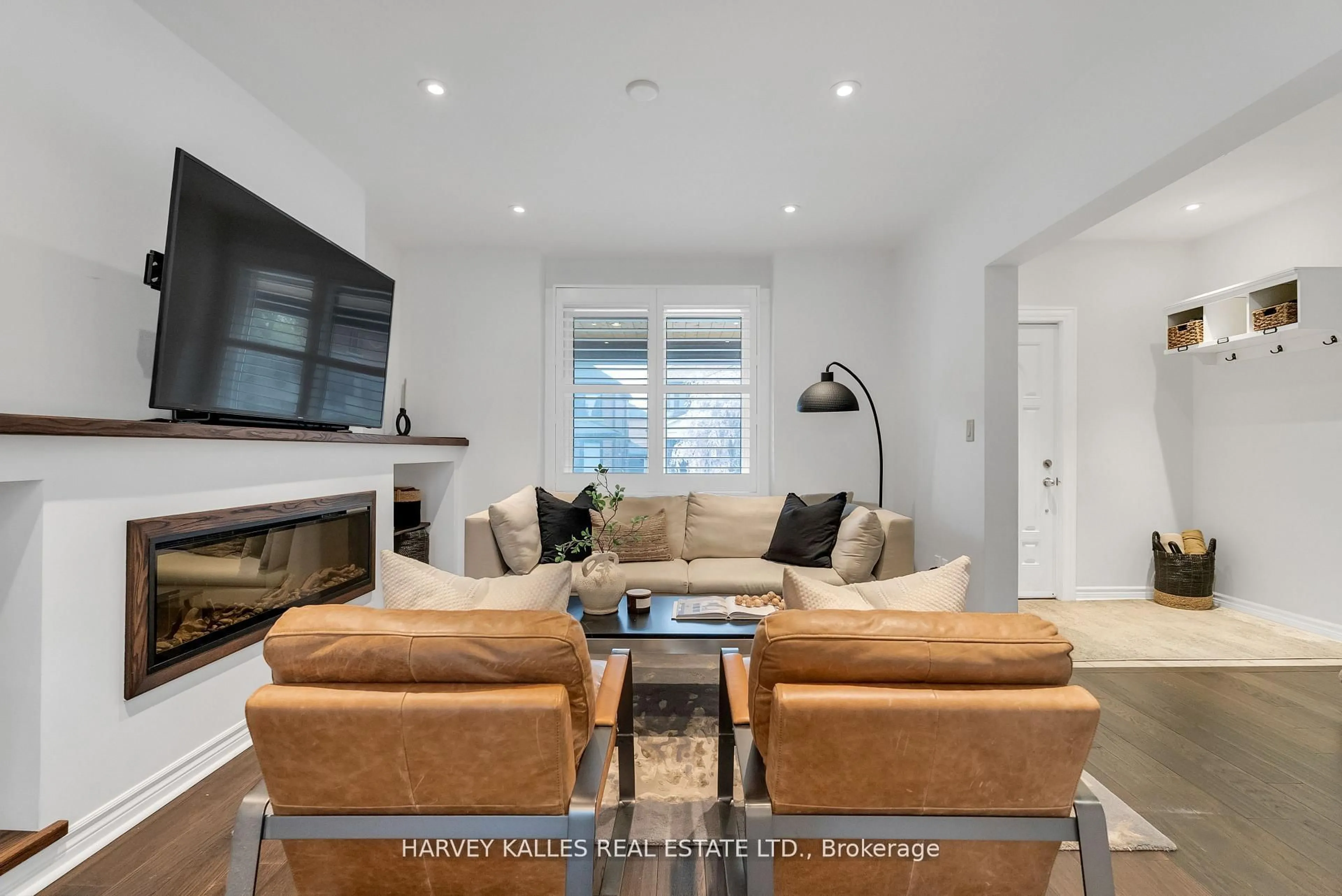 Living room with furniture, unknown for 326 Glenholme Ave, Toronto Ontario M6E 3E3
