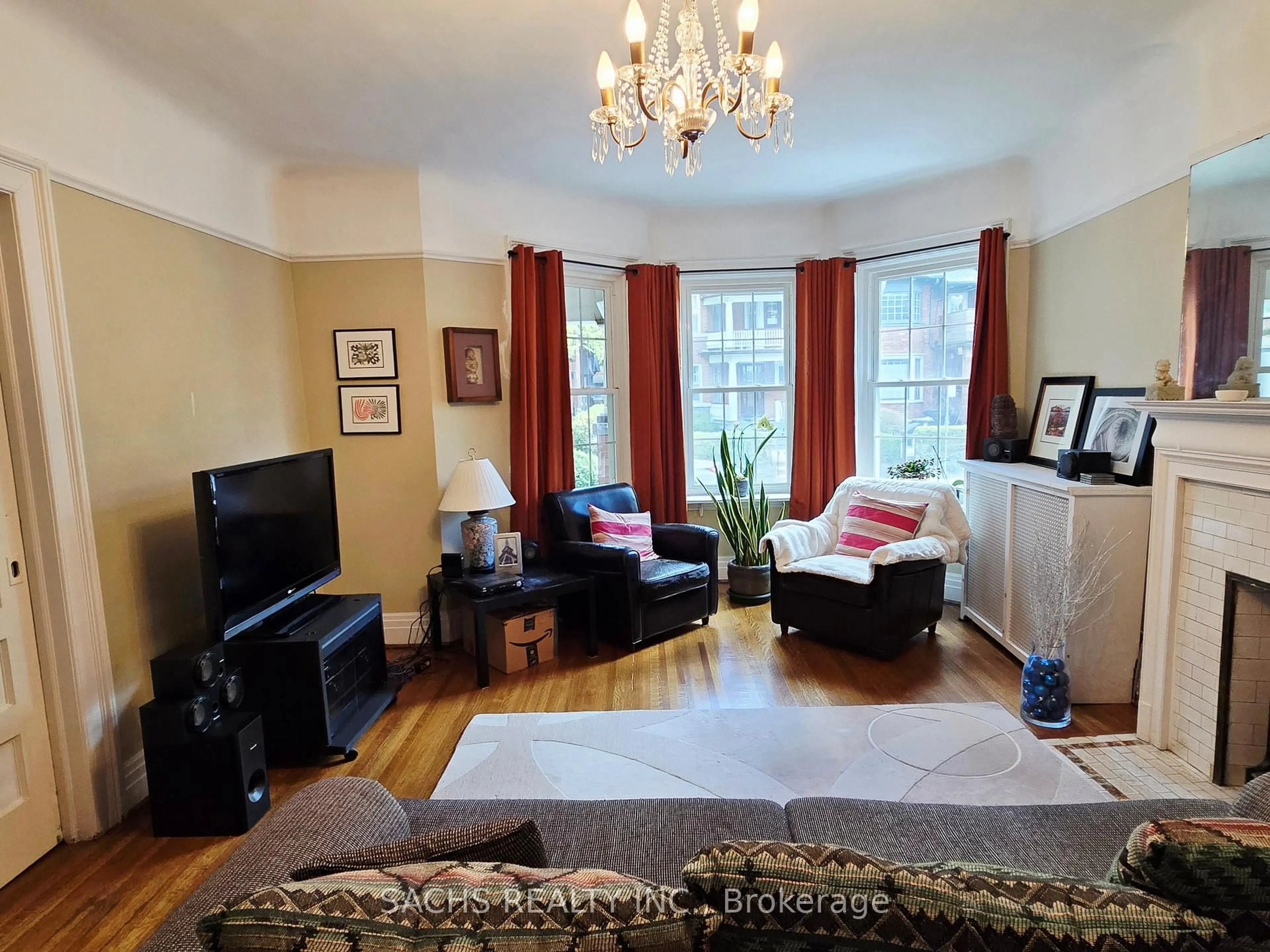 Living room with furniture, unknown for 20 Dalton Rd, Toronto Ontario M5R 2Y7