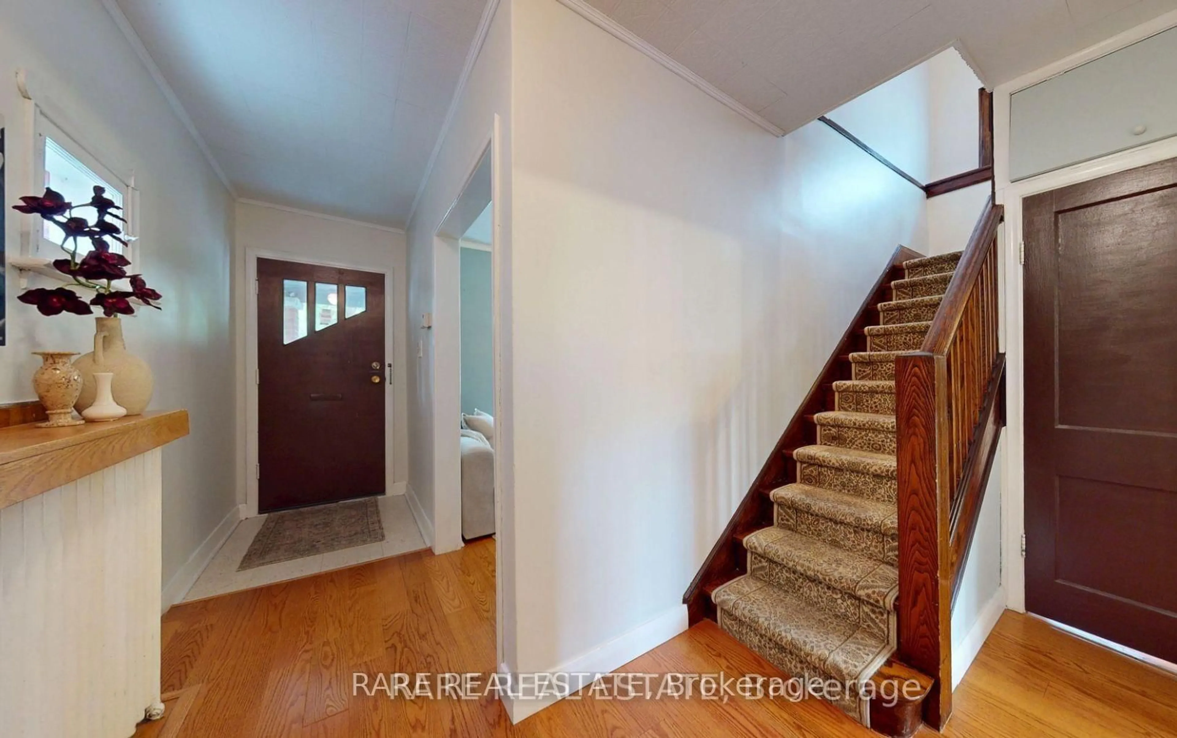 Indoor entryway for 81 Bowood Ave, Toronto Ontario M4N 1Y3