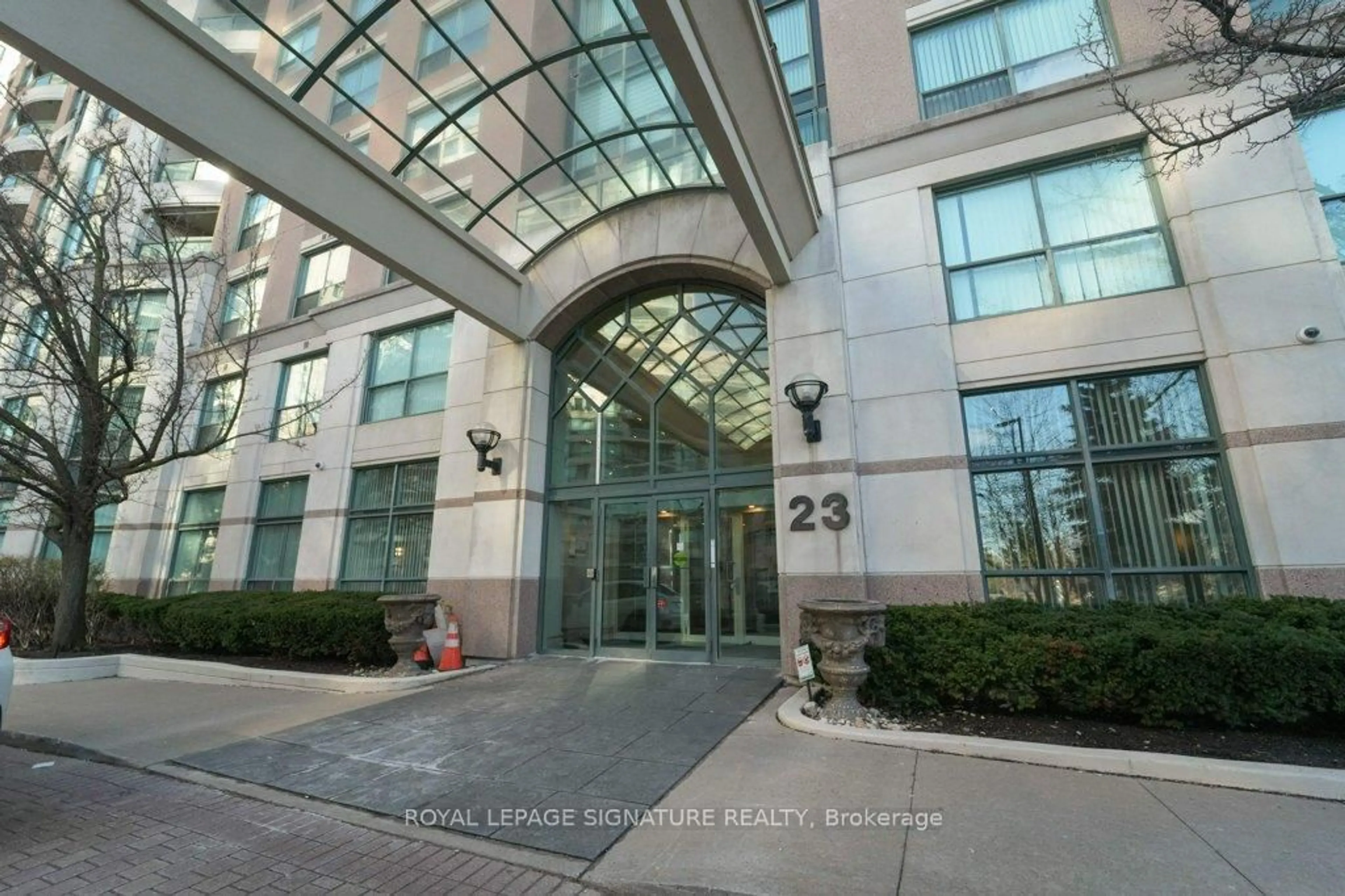 Indoor foyer for 23 Lorraine Dr #717, Toronto Ontario M2N 6Z6