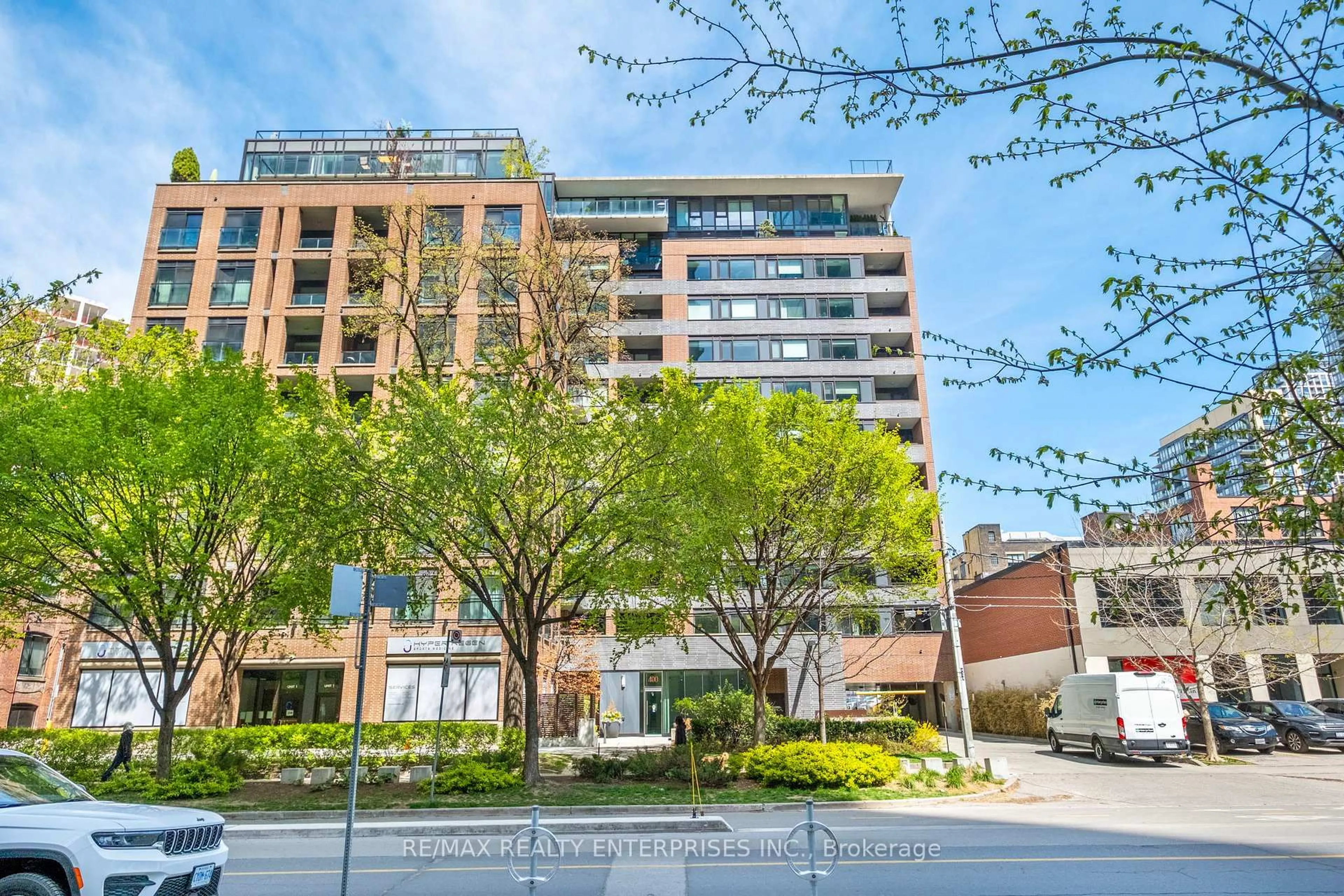 A pic from outside/outdoor area/front of a property/back of a property/a pic from drone, building for 400 Wellington St #605, Toronto Ontario M5V 0B5